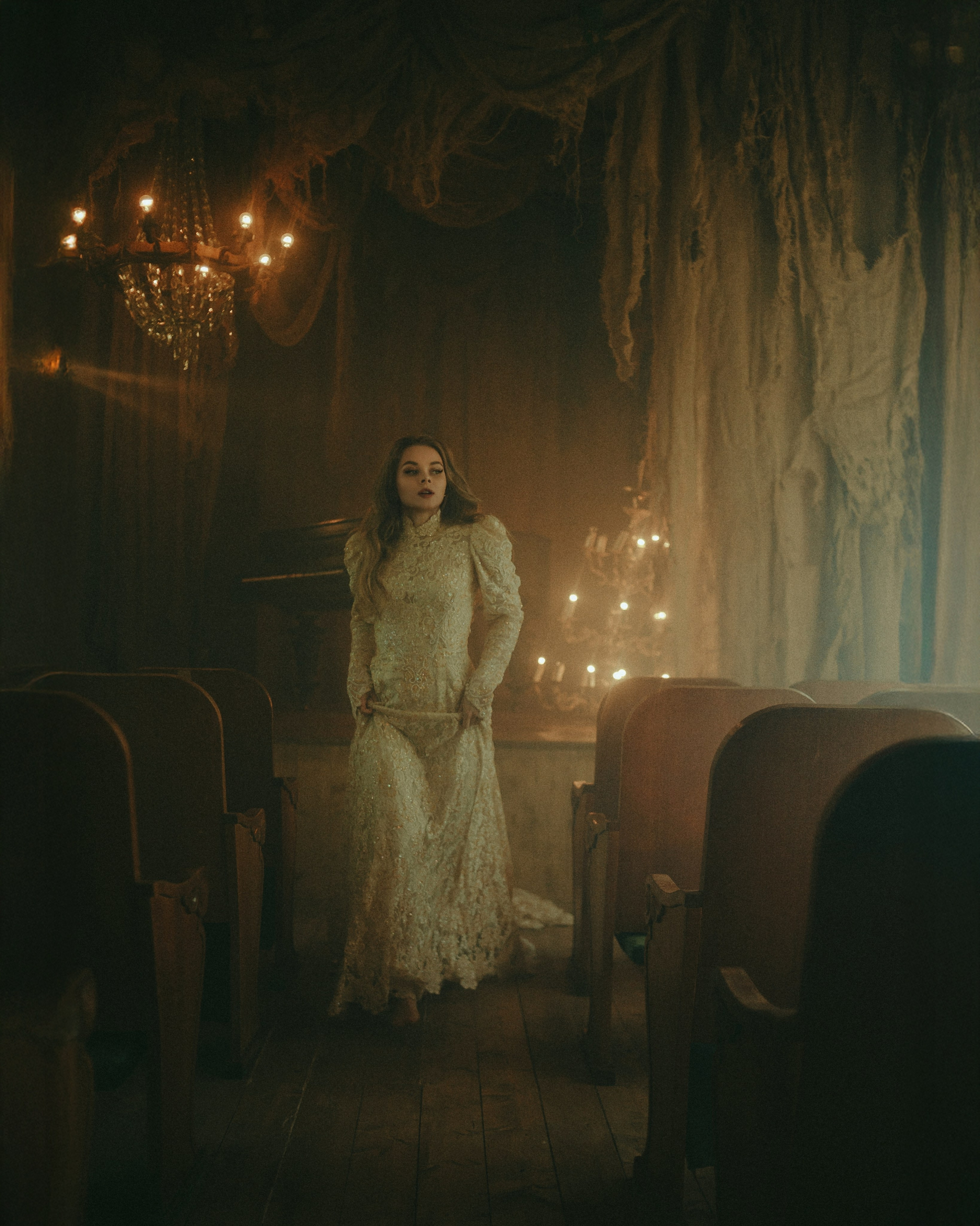 Москва. Заброшкнный театр. Алина. Фотограф Брянск