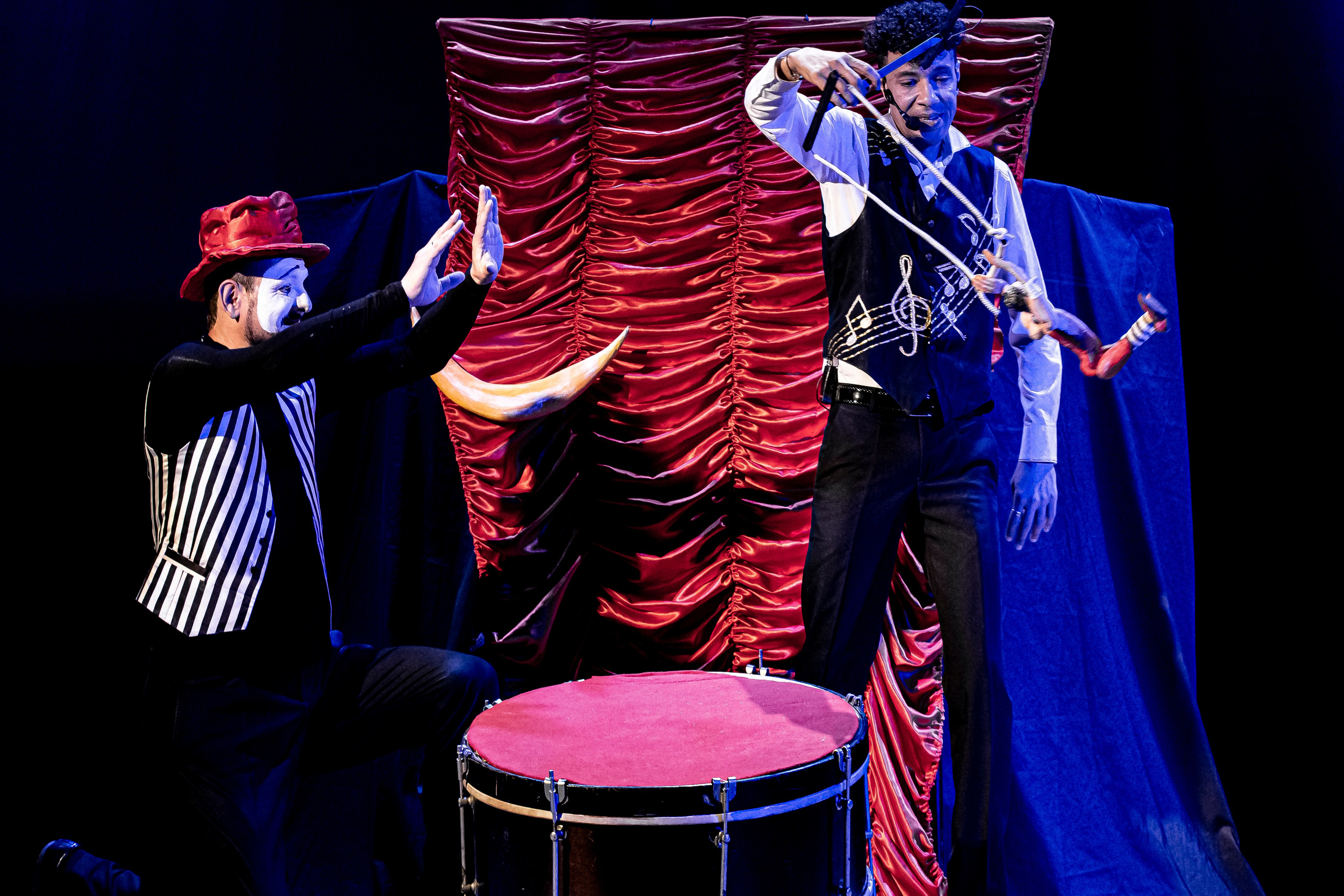 Цирк из Саквояжа спектакль театра САКВОЯЖ. Фотограф в Сочи Юрий Шептаев