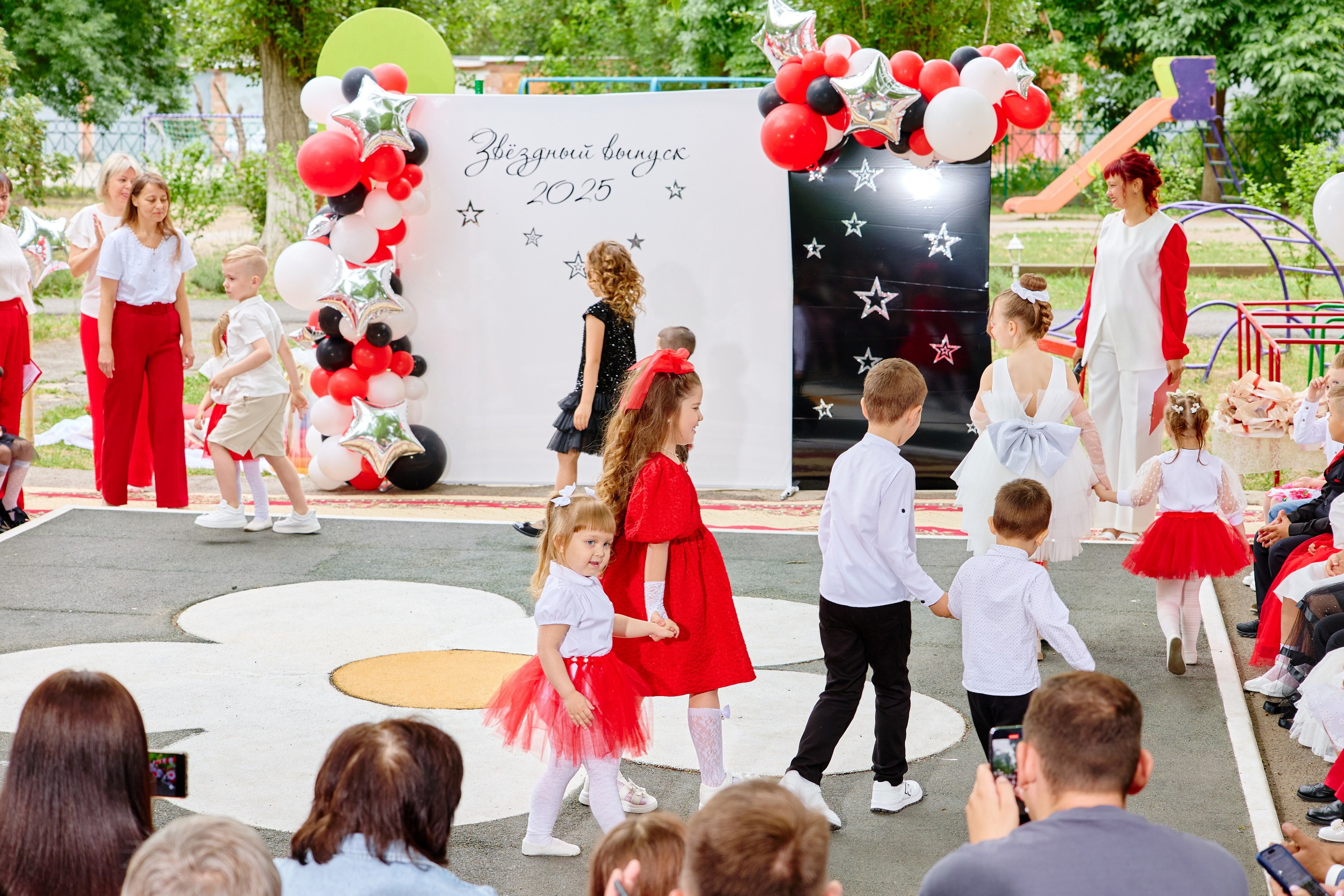 Выпускной 45 сад. Фотограф Выпускные альбомы Таганрог Сергей Коробченко