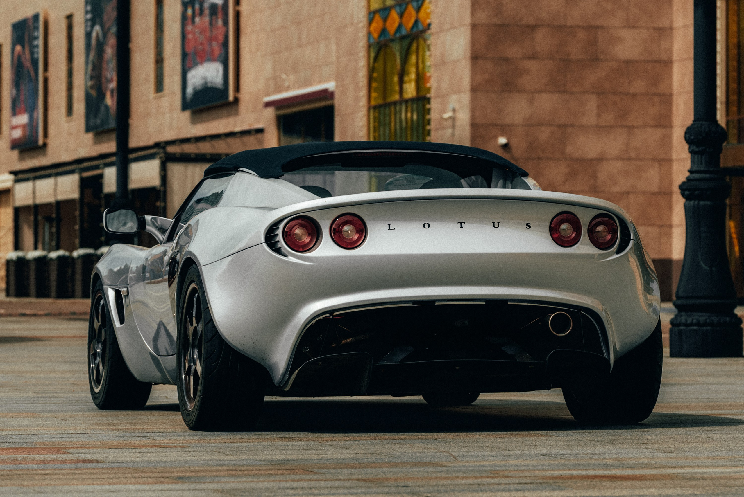 Lotus Elise серебристого цвета, задний низкий ракурс родстера