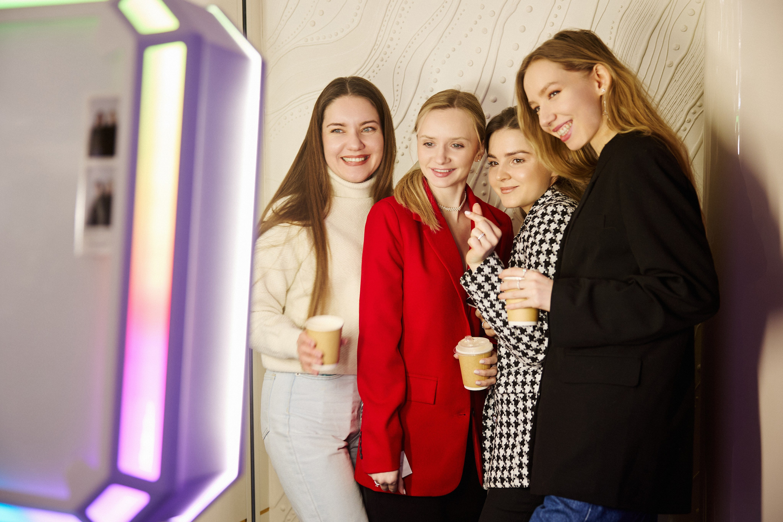 Фото-видео стойка Миксап (фотобудка нового поколения). Инсталаб Краснодар фото и видео интерактивы на ваше мероприятие