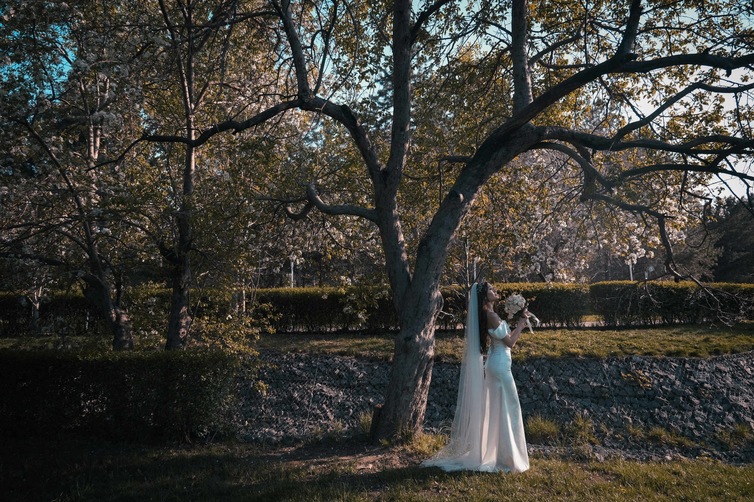 Невеста на фото прогулке в парке