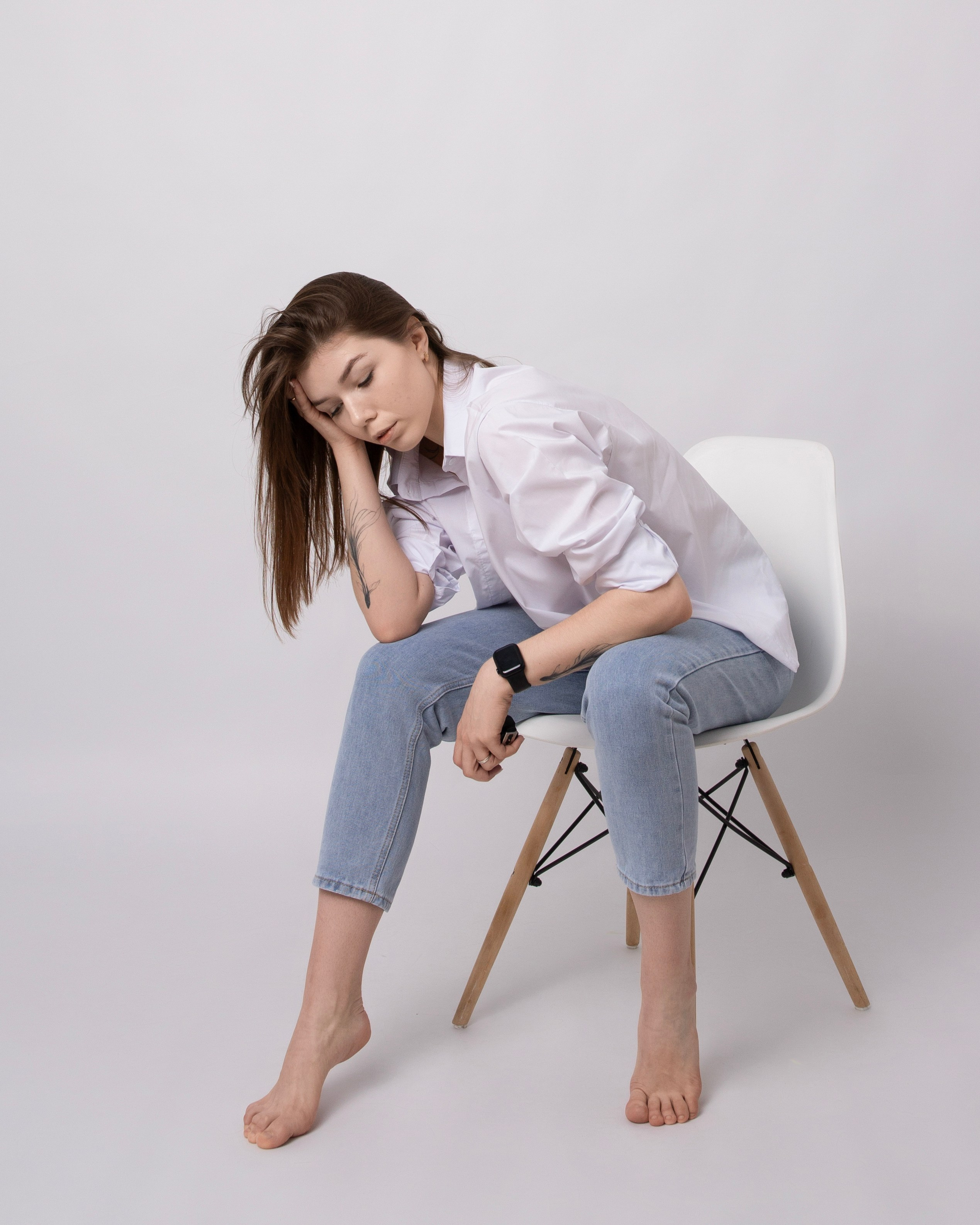 Автопортретная съемка бизнес woman на стуле в белой рубашке