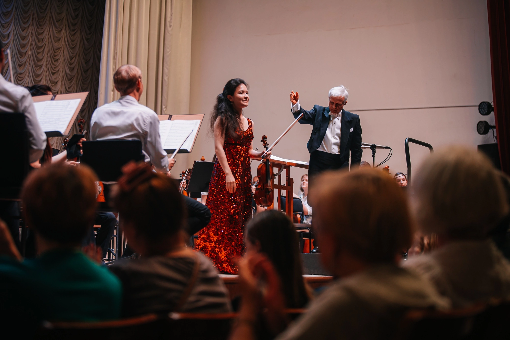 На сцене. Скрипачка Анна Савкина