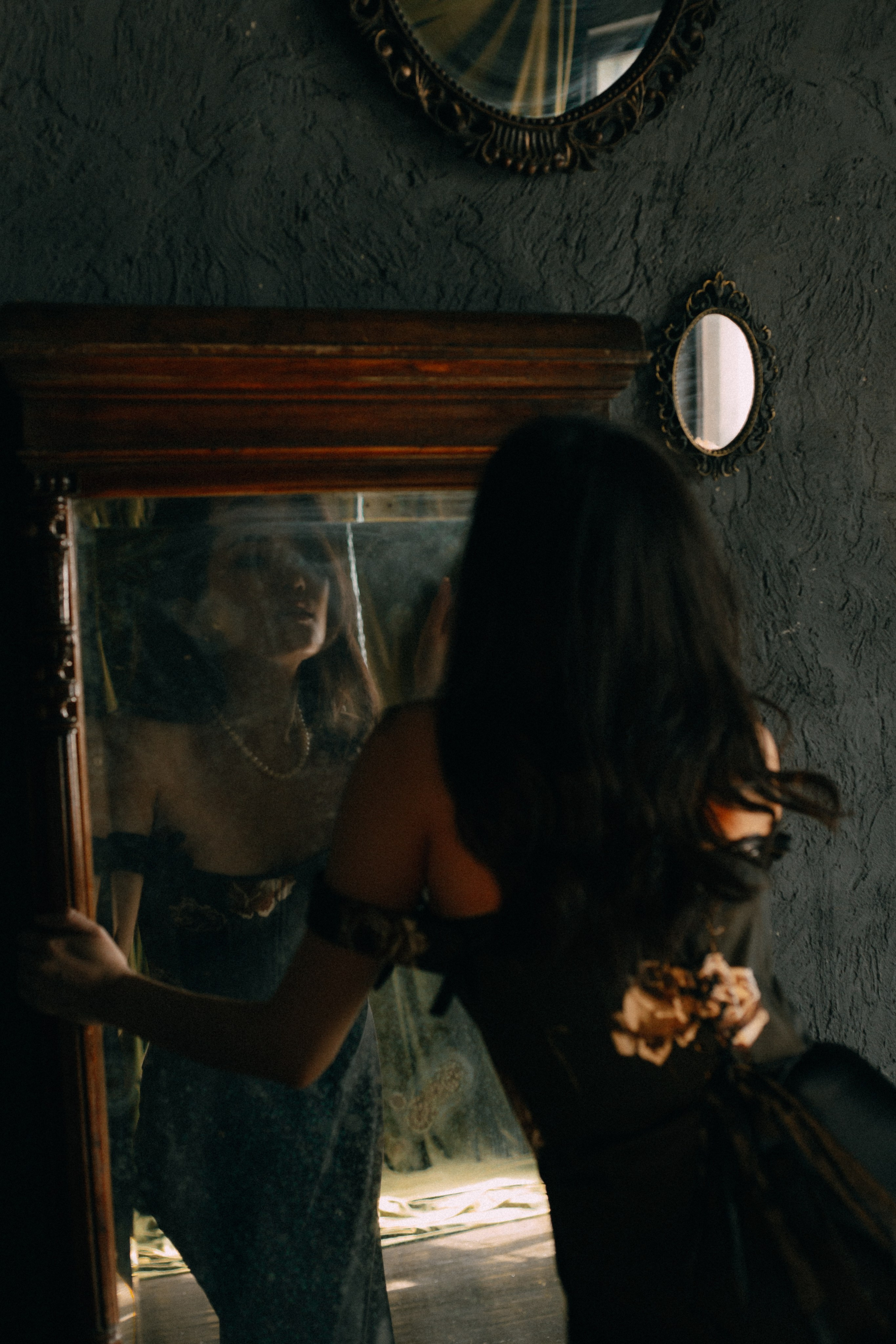 Драматичный женский портрет, глубокий взгляд, контрастное освещение,фотосессия Новосибирск, женская фотосессия в Новосибирске, женский фотограф, фотосессия в студии, красивая девушка