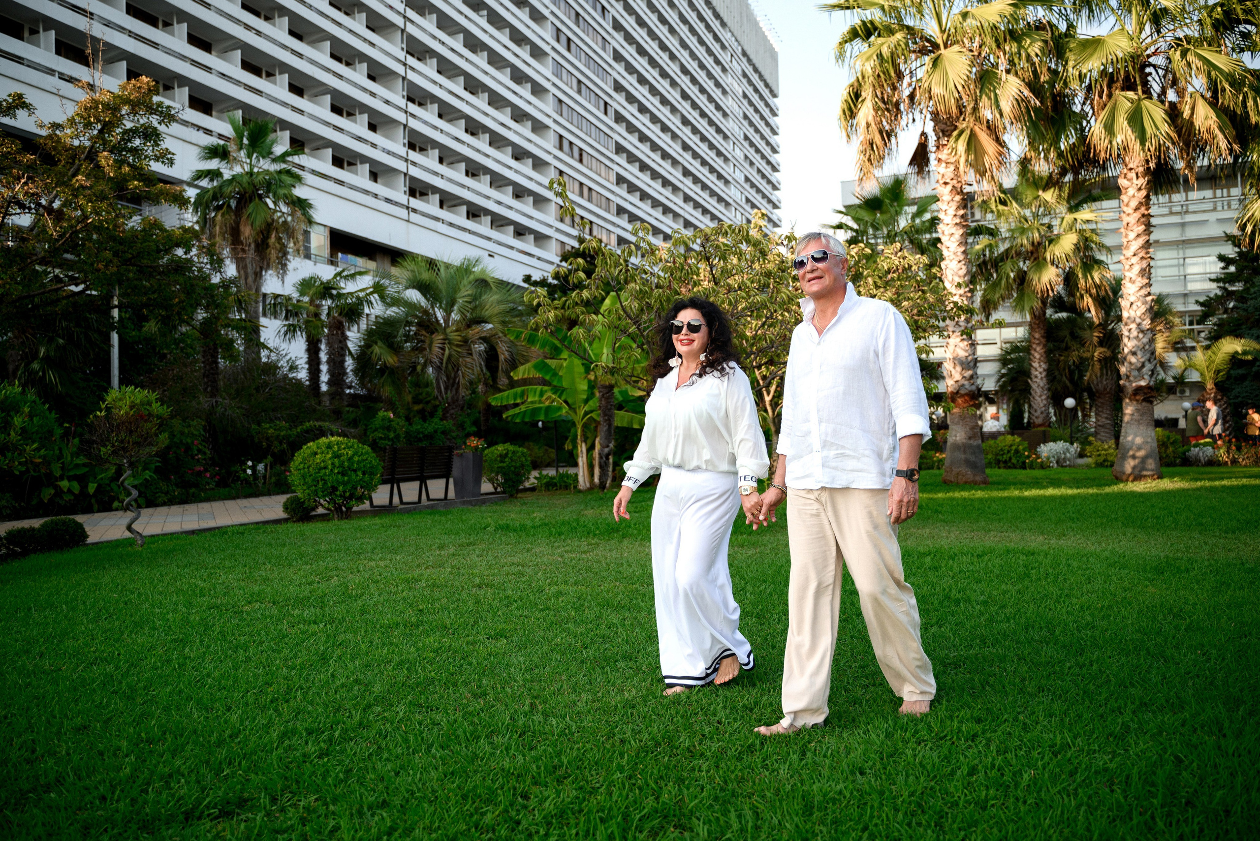 Фотограф в Сочи: фотосессия для отдыхающих у пальм в парке на фоне моря