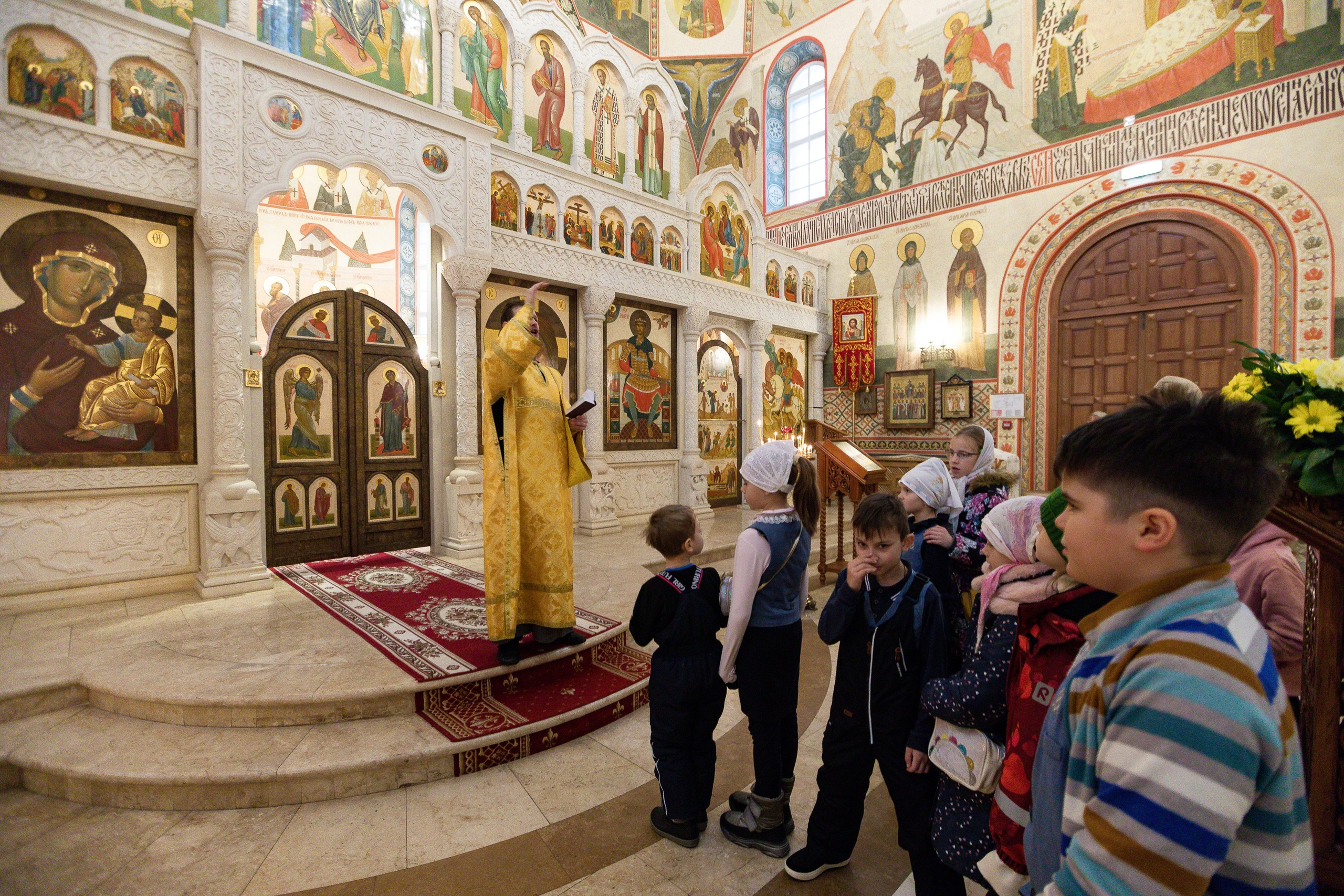 Праздничное богослужение Святителю Николаю 19 декабря. Интерьерный фотограф в Москве Роман Потапов