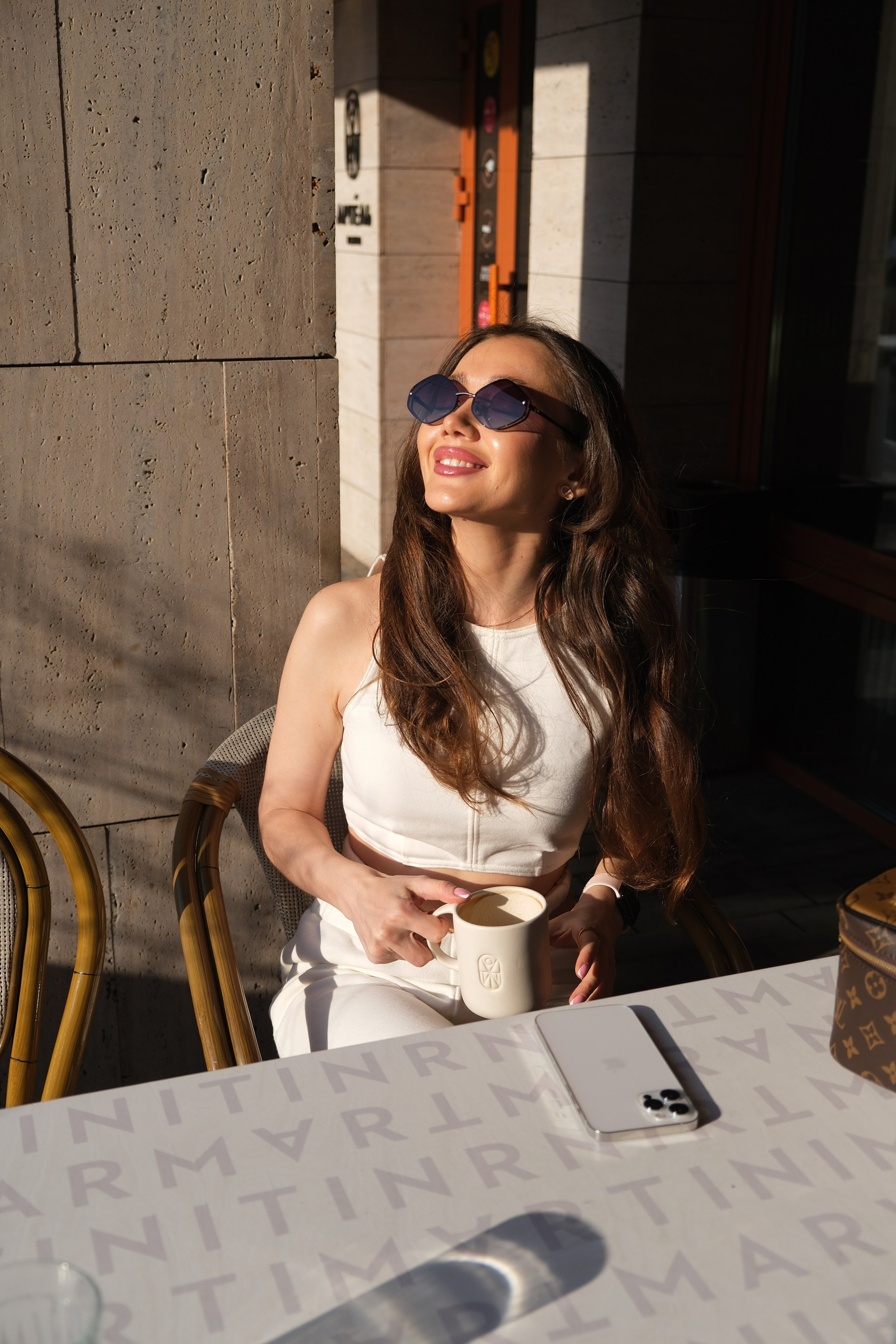 В кафе. Фотограф на камеру и мобильная съемка в Казани Лидия