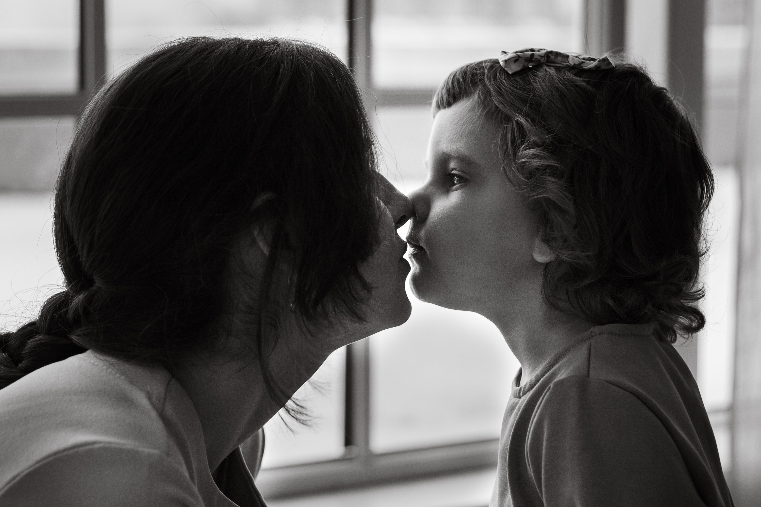 Аксинья и Нина готовят вместе печенье. Студийная фотосессия мамы и дочки в lifestyle стиле. Семейный и детский фотограф в Санкт-Петербурге Павлова Елена