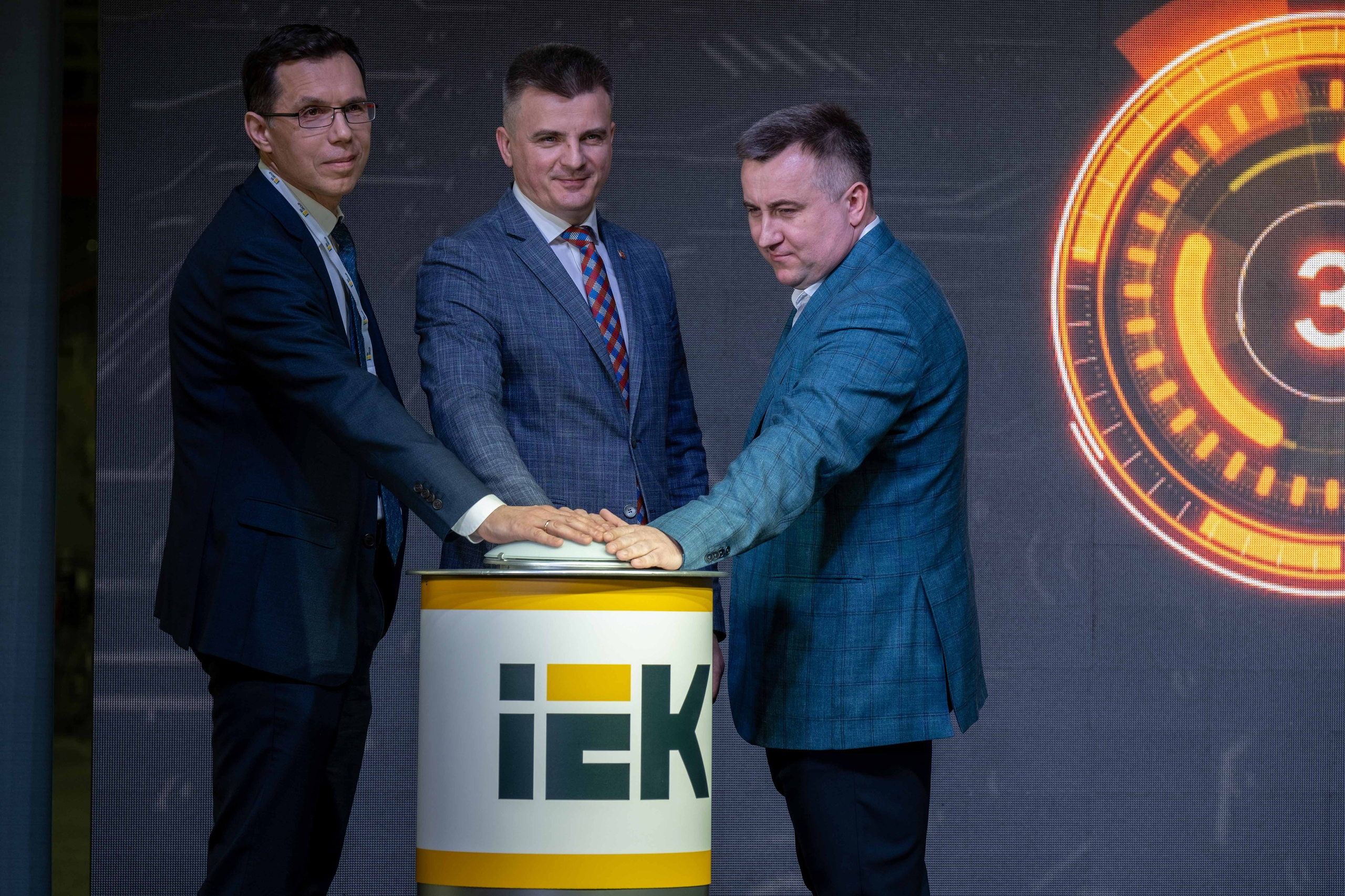 IEK — торжественное открытие производственного цеха. Фото тур