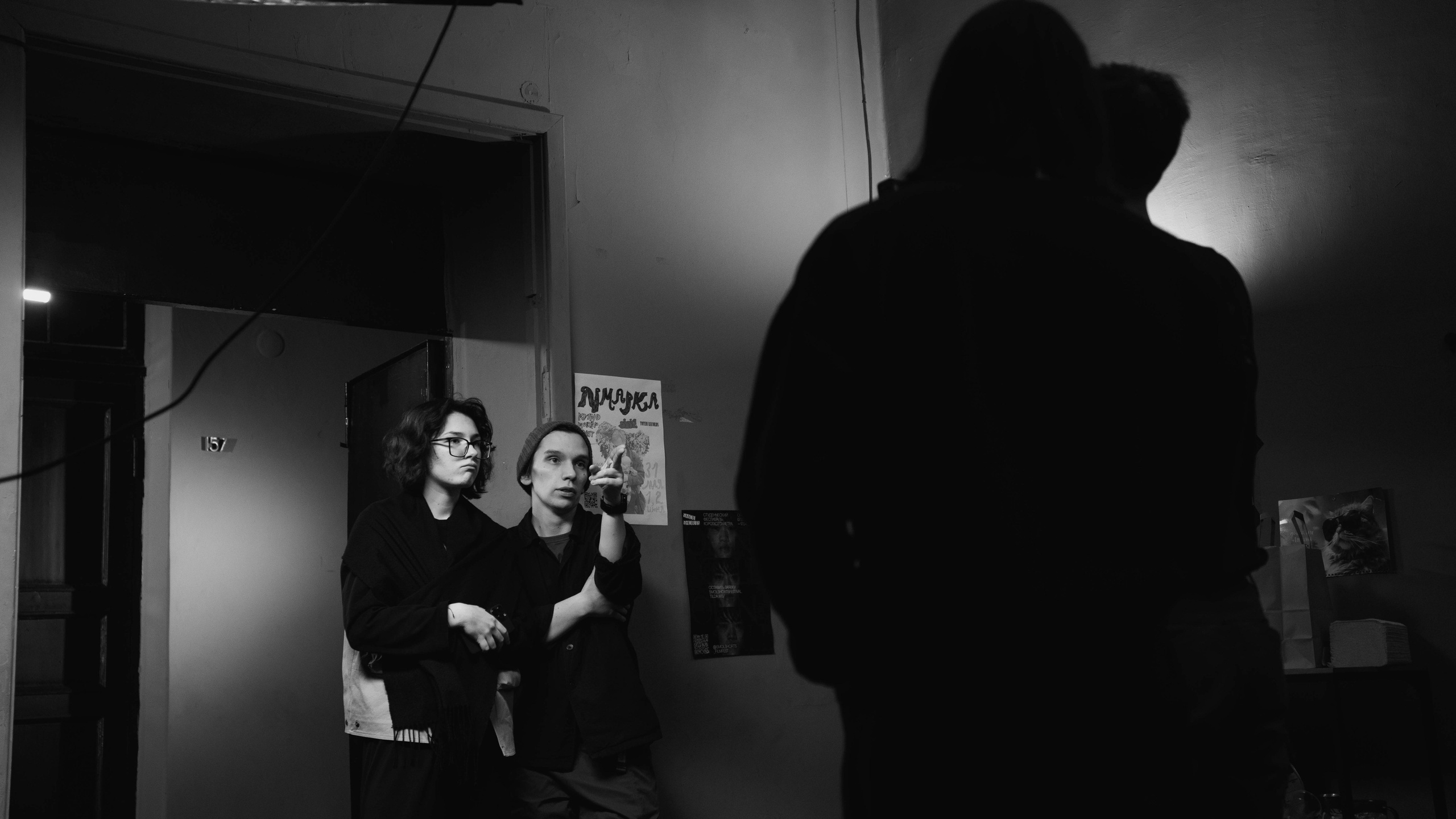 BACKSTAGE. V