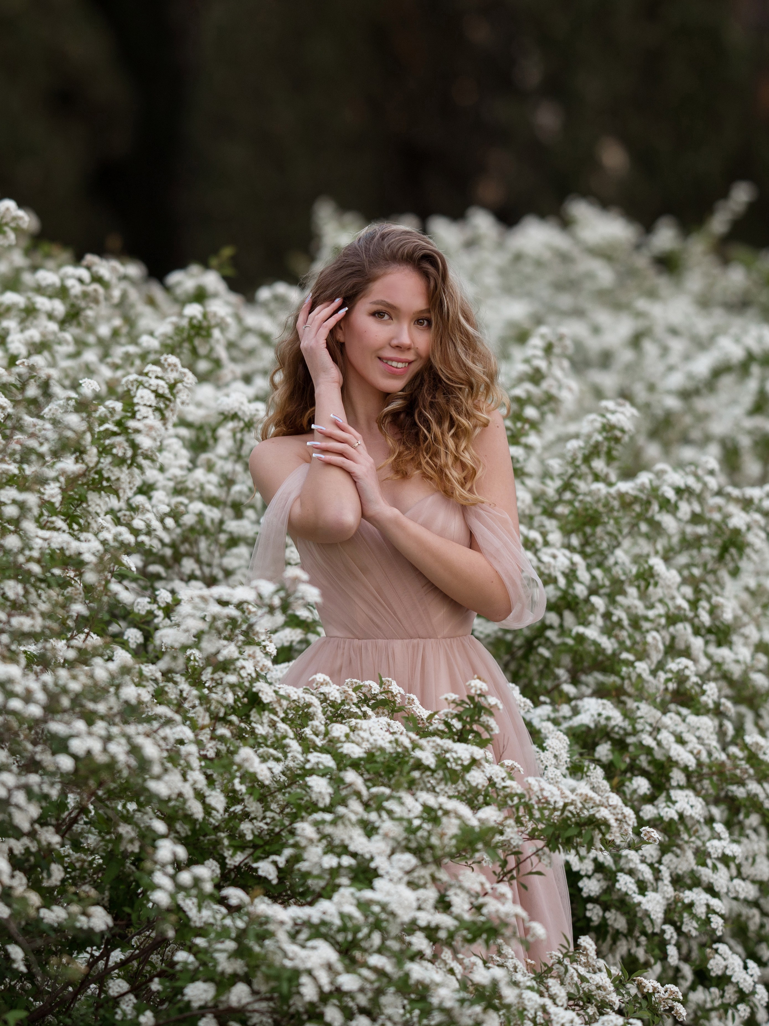 Фотосессия в цветущей спирее в Севастополе