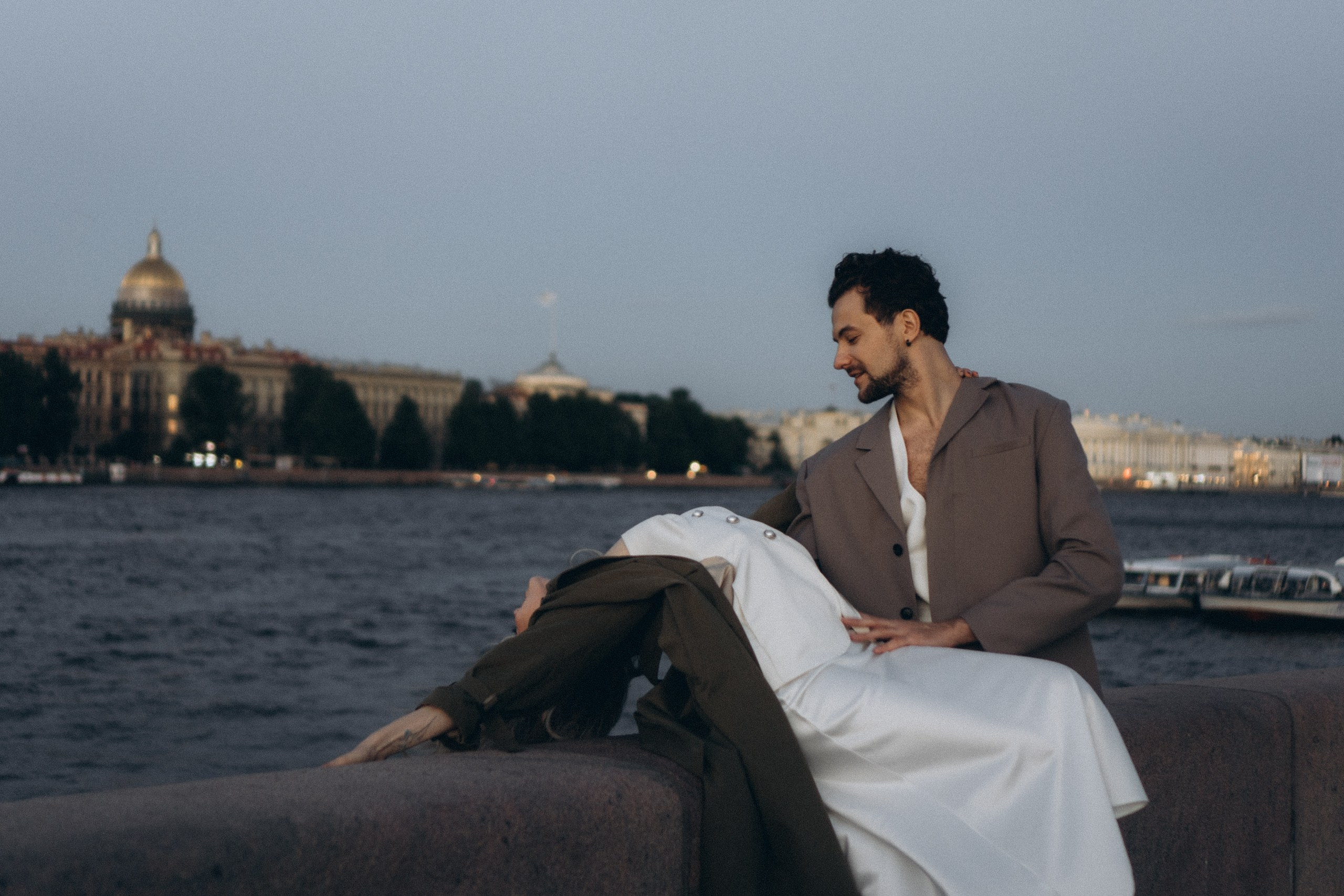 СВАДЕБНАЯ СЬЕМКА ПАРЫ НА РАССВЕТЕ В БЕЛЫЕ НОЧИ И ПРОГУЛКА С РАЗВОДНЫМИ МОСТАМИ И ПИКНИК ВОЗЛЕ ИСАКИЕВСКОГО СОБОРА. Профессиональный фотограф, Санкт-Петербург — Виктория Богомолова