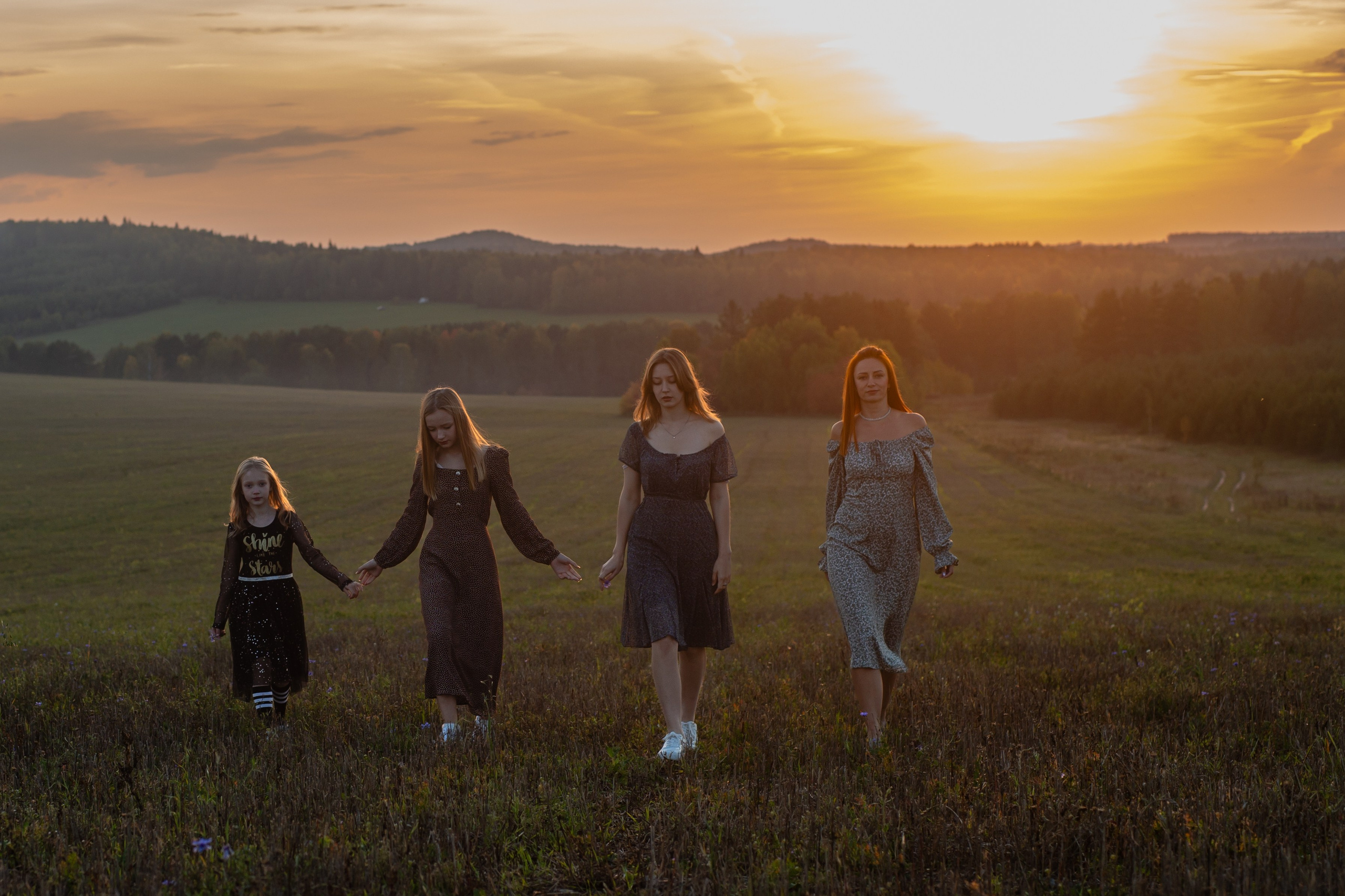 На фотографии запечатлен  момент семейной фотосессии на природе, наполненный радостью и уютом. Счастливая семья на фоне живописных природных пейзажей улыбается и обнимается, ощущая единство и любовь друг к другу. Родители и дети, окруженные зеленью и свежим воздухом, излучают тепло и умиротворение, словно они прекрасно понимают ценность каждого такого момента вместе. Детский смех и игра, родительские ласки и забота создают неповторимую атмосферу семейного счастья, которое преисполнено теплом и беззаветной привязанностью друг к другу. Автор фотограф: Додров. Ph: dodrov. Автор фотограф: Додров. Ph: dodrov.