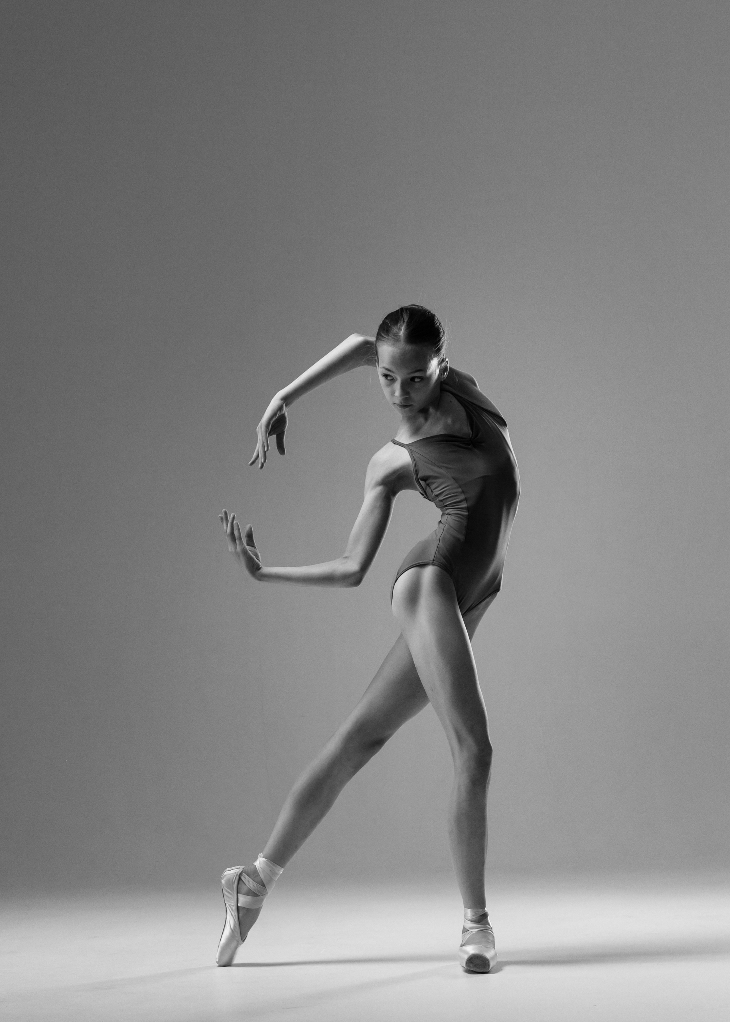Балетная фотография танцовщицы в пачке, элегантный танец балета на белом фоне.