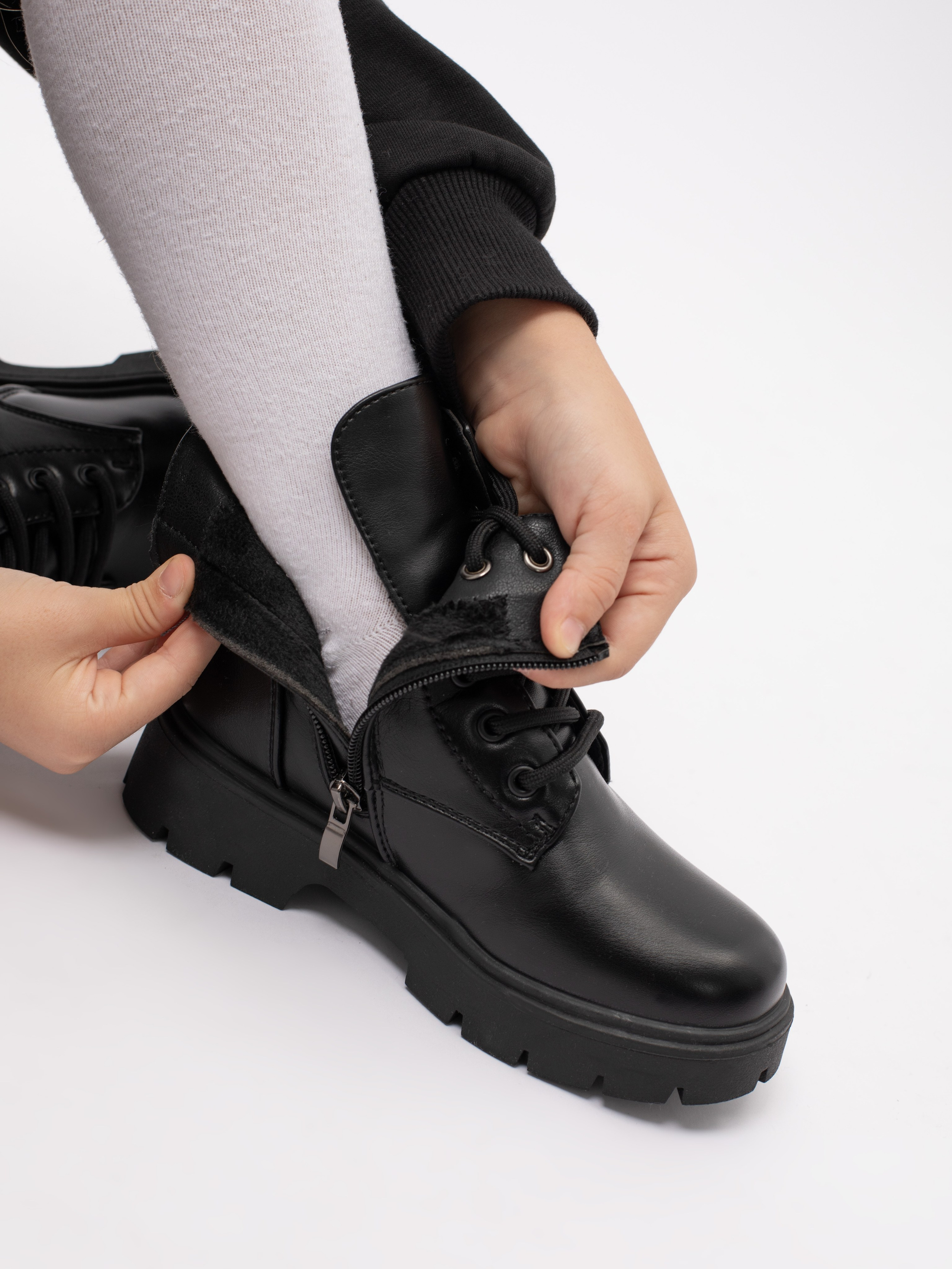 Ботинки для девочки. Фотостудия предметной и модельной съёмки для маркетплейсов