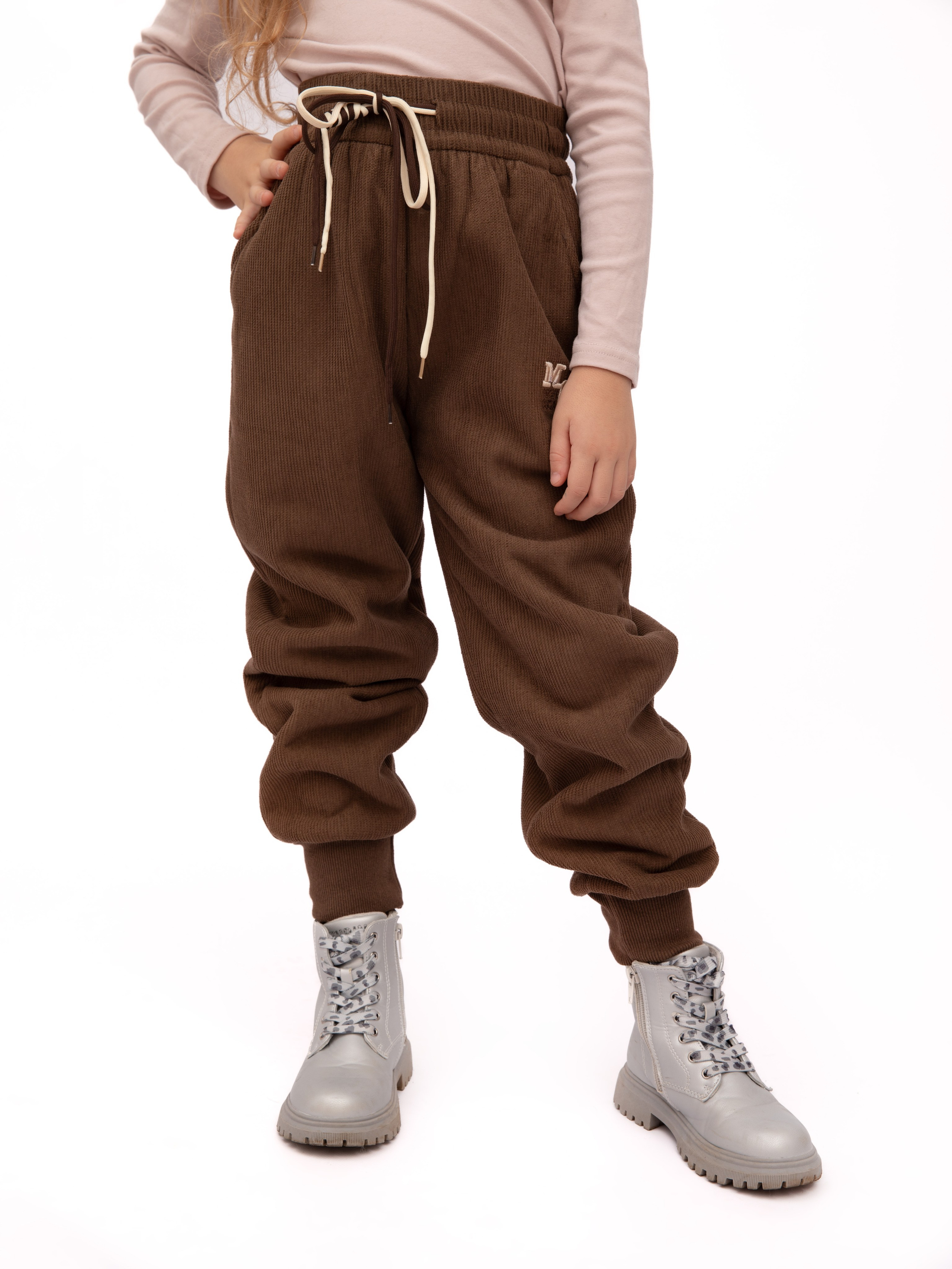 Детские брюки. Фотостудия предметной и модельной съёмки для маркетплейсов