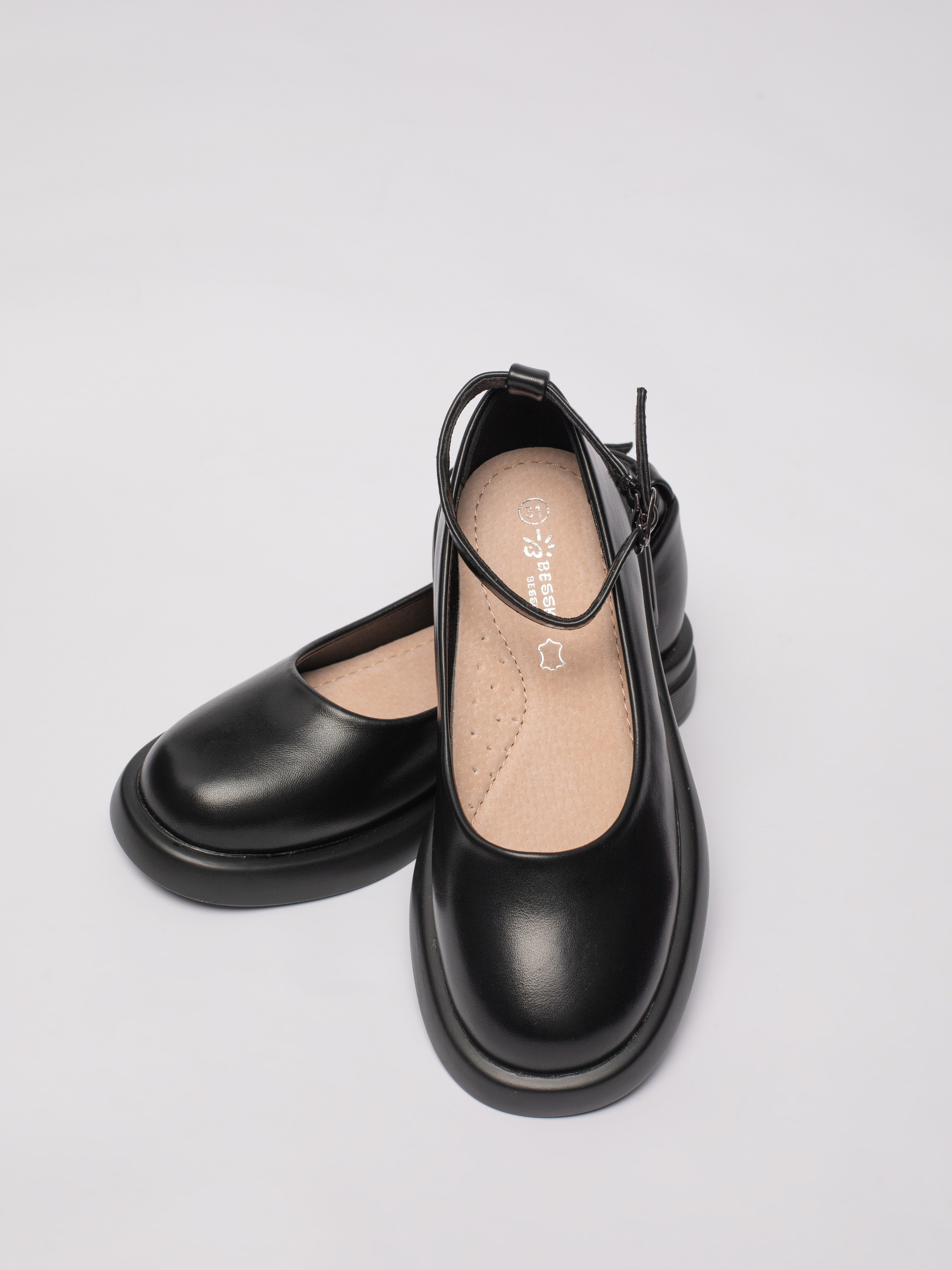 Школьные туфли. Фотостудия предметной и модельной съёмки для маркетплейсов