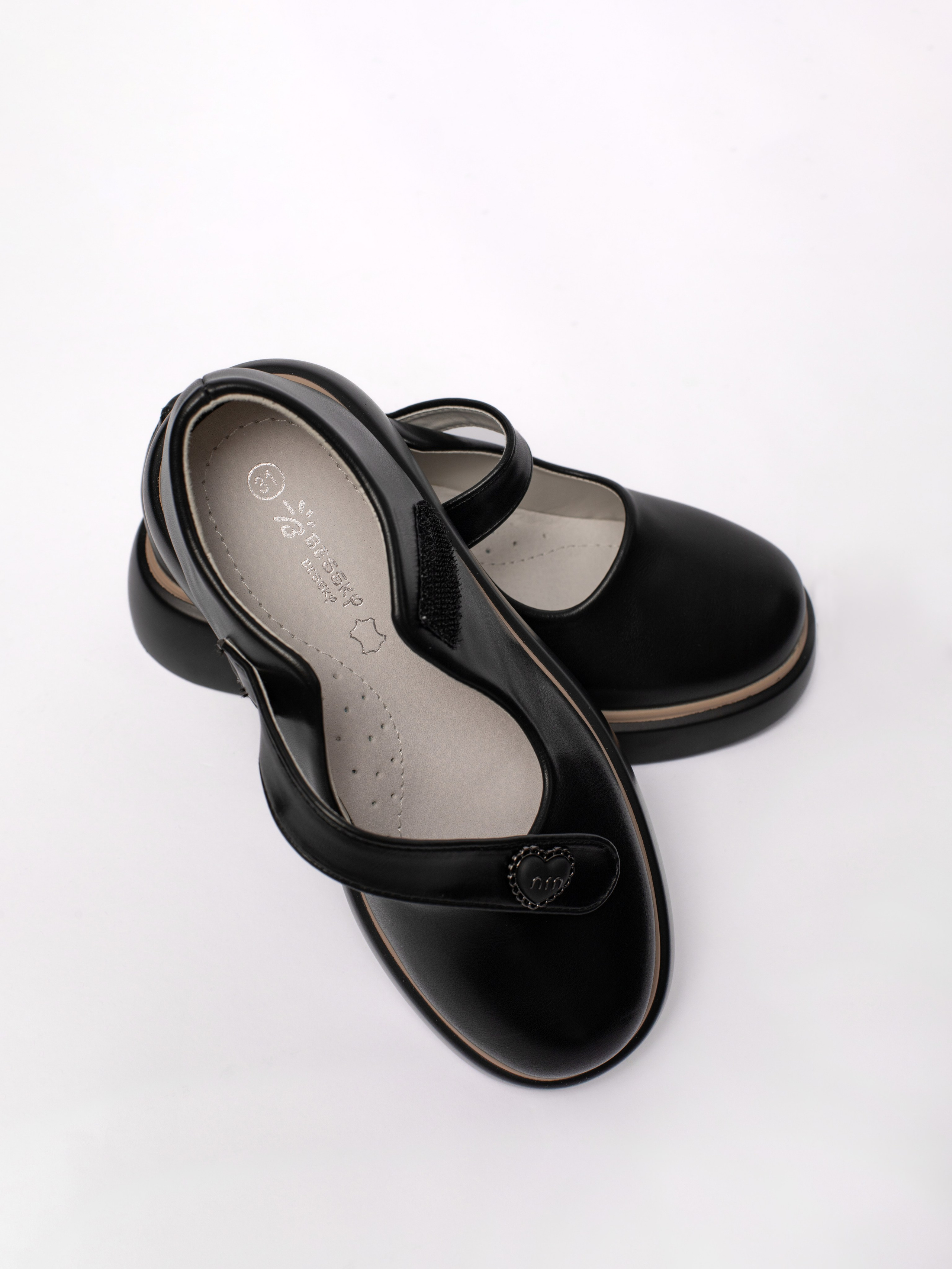 Школьные туфли. Фотостудия предметной и модельной съёмки для маркетплейсов