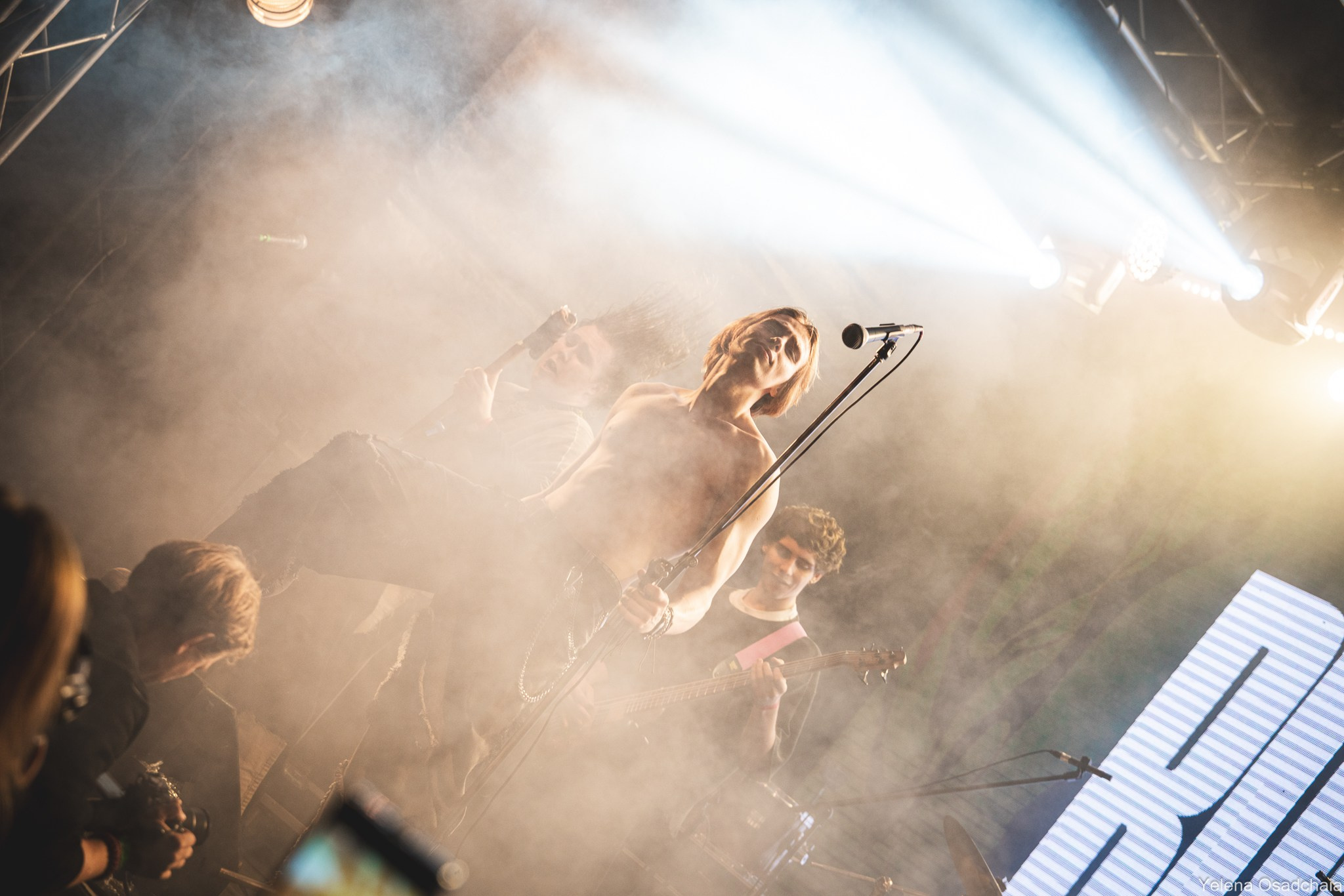 Живой 2025 — День 1. Елена Осадчая — фотографирую музыку на сцене и в жизни