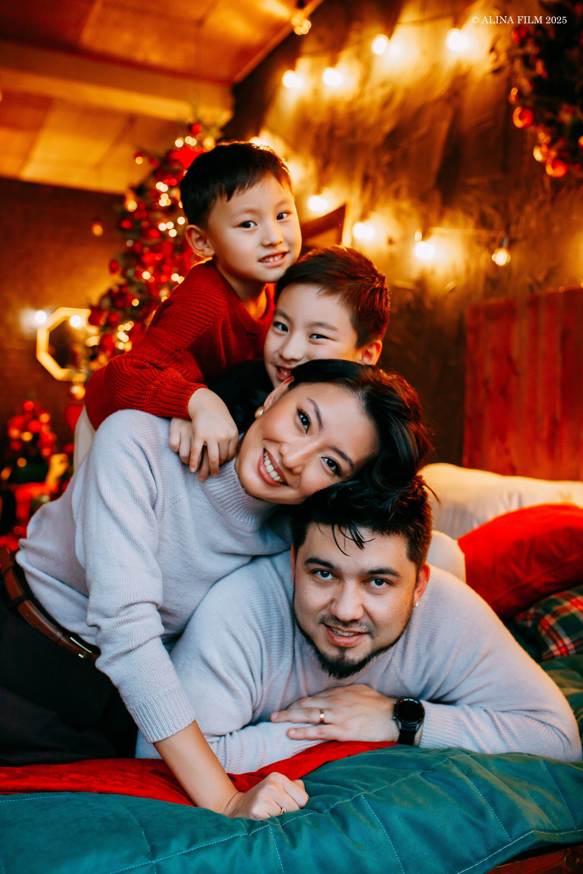 Новогодняя семейная фотосессия в темном зале. Фотограф в Санкт-Петербурге Alina Film