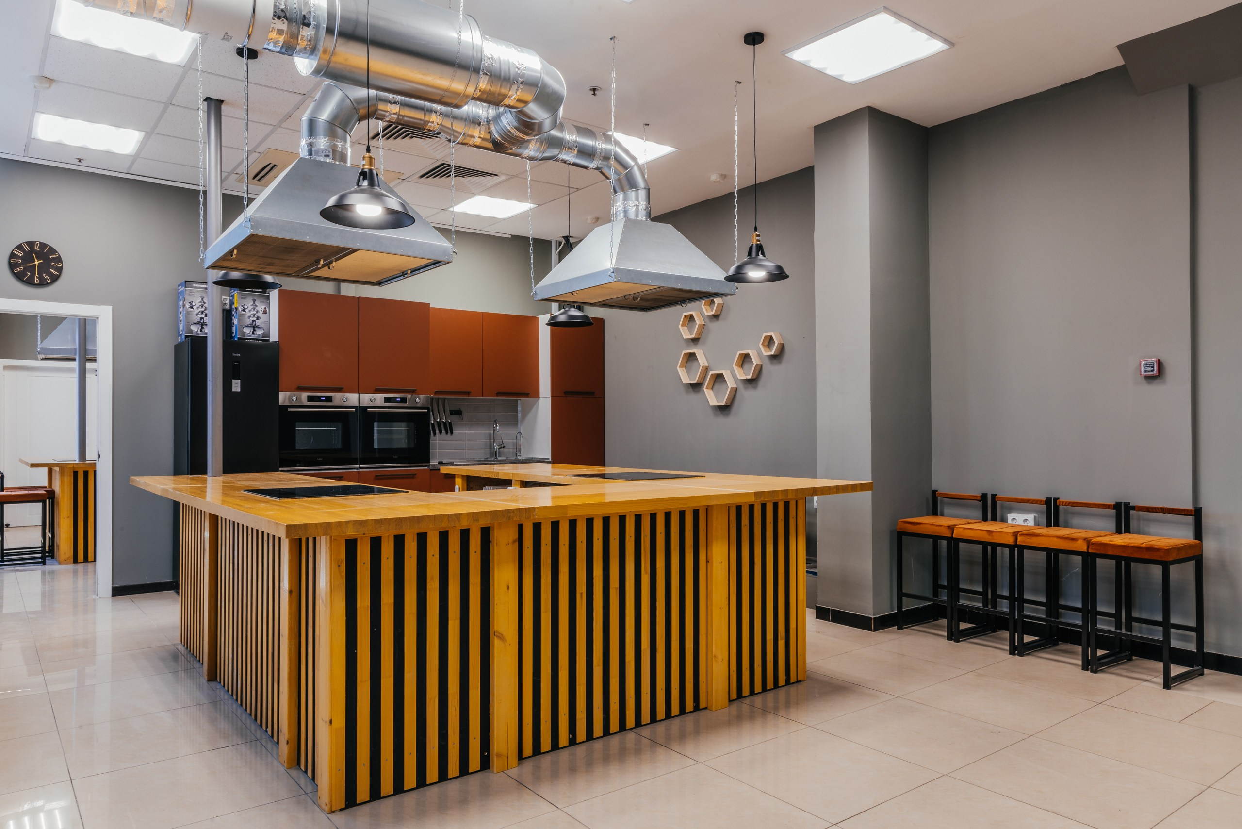 Интерьер Кулинарной, Гончарной, Стрелковой студии. Фотограф Алексей Солопов