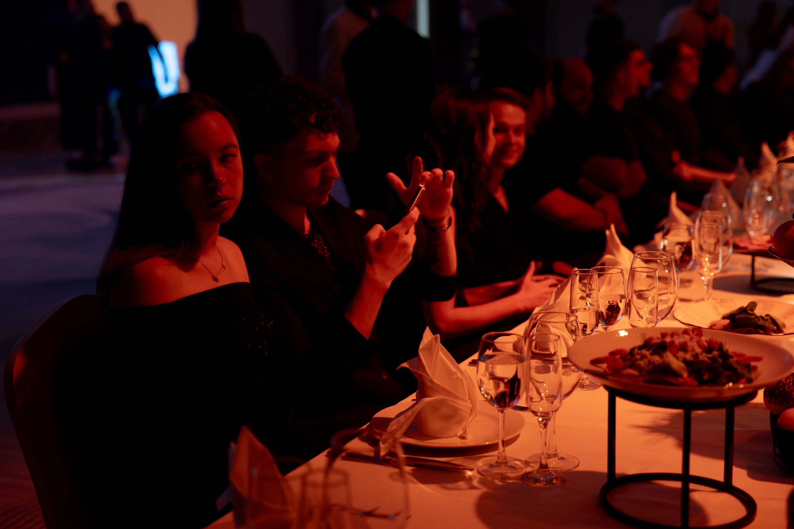 Здравствуйте! Я свадебный фотограф из Ульяновска, работаю в том числе по всей России и с выездом за границу. Снимаю свадьбы, lovestory, корпоративы, светский репортаж. Провожу обучение по фотографии, мастер-классы и воркшопы для других фотографов.