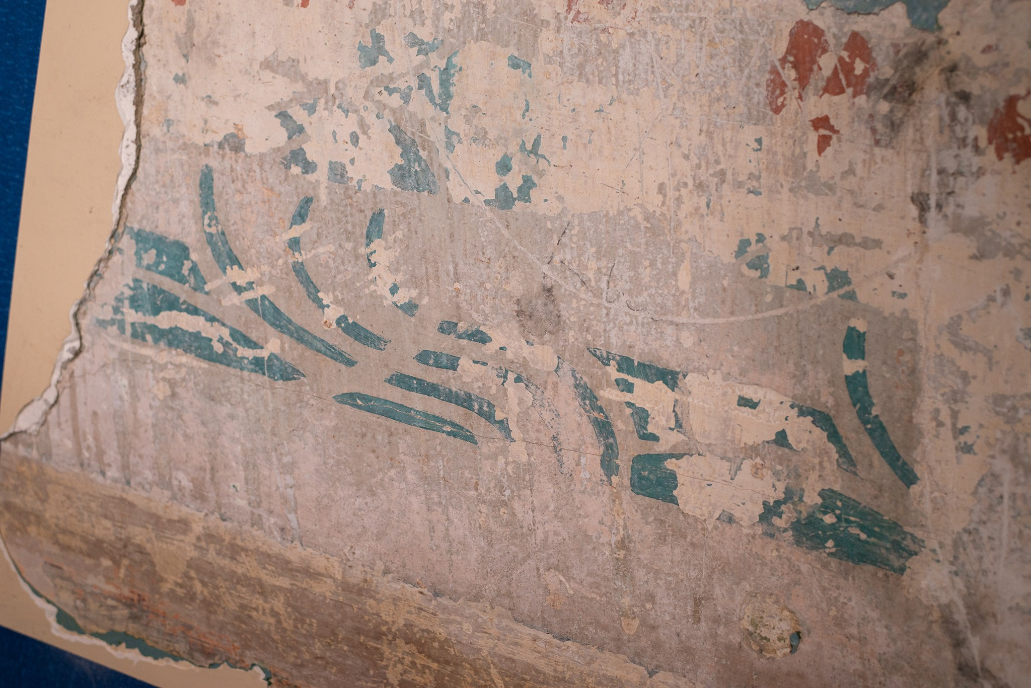 Фонд «Внимание». Расчистка росписей на Лахтинской 3. Репортажный фотограф в Санкт-Петербурге Анастасия Клёпова