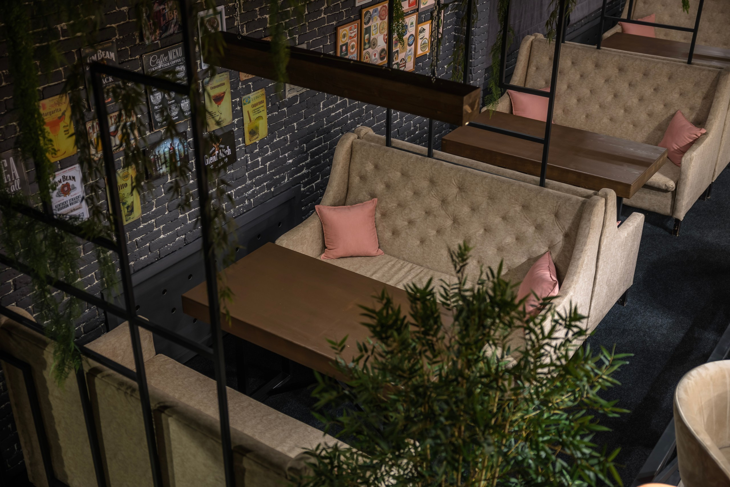 Интерьер. Нижний зал. ШОТНАЯ бар вдохновения в Магадане