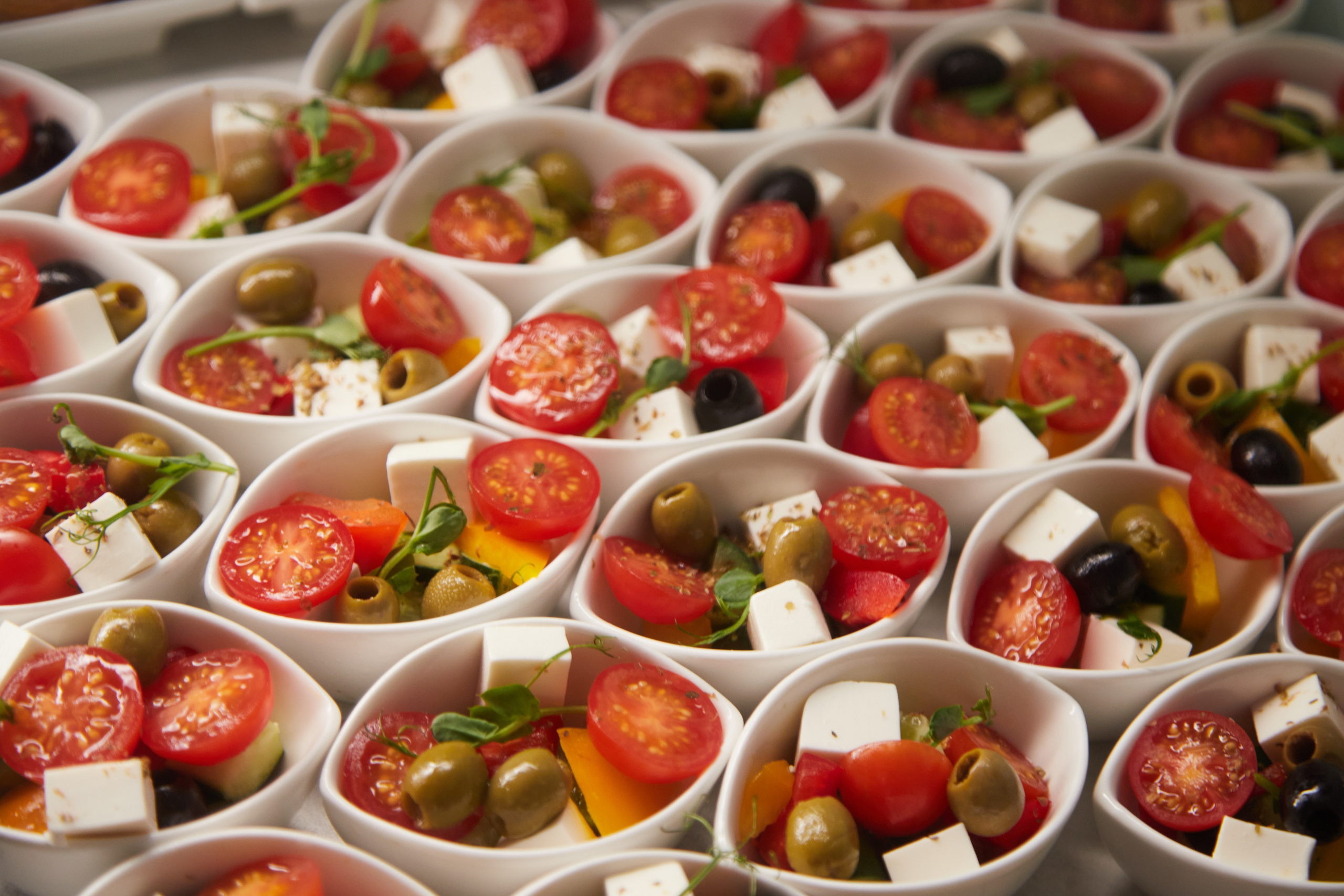 Кейтеринг  — фуд-фотография: Сервировка столов перед концертом