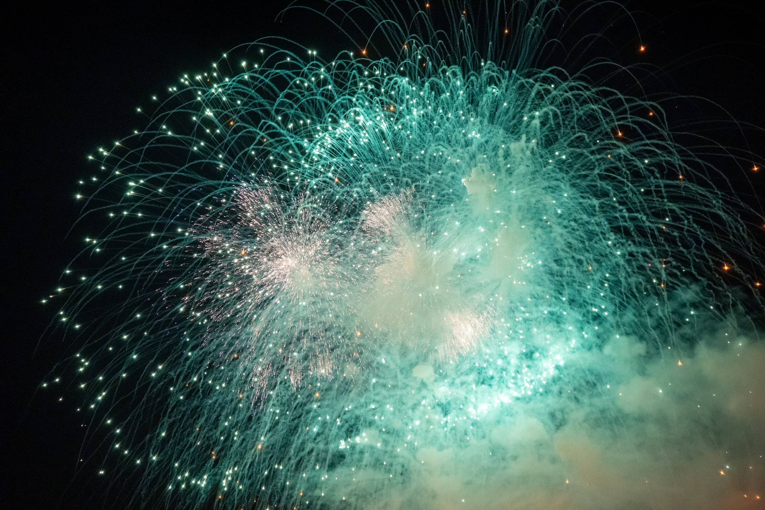 Праздничный салют в честь Дня защитника Отечества. Главная