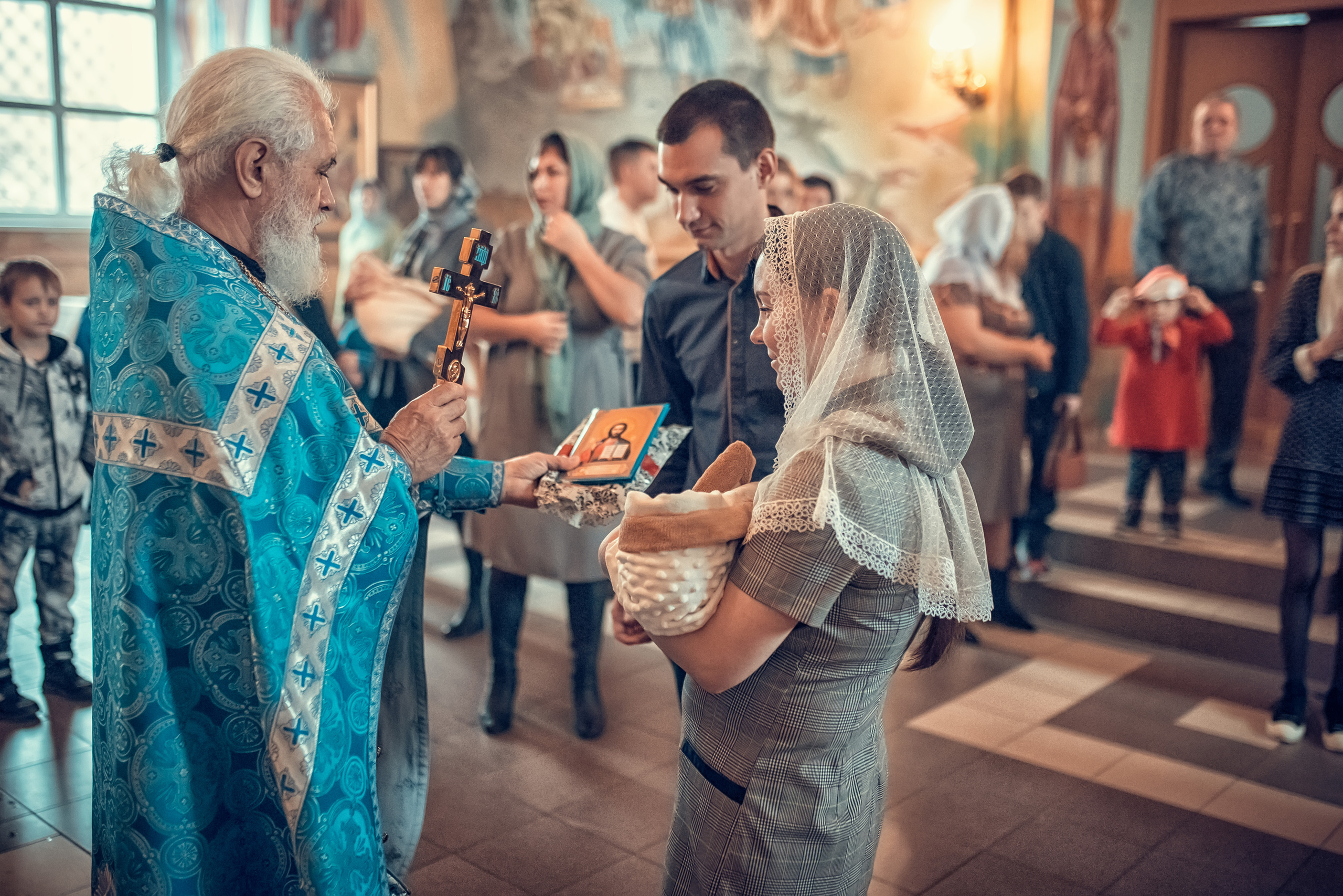 Таинство крещения Младенца Михаила в Спасском храме села Работки. Екатерина Крапивина фотограф церковных Таинств в Нижний Новгороде