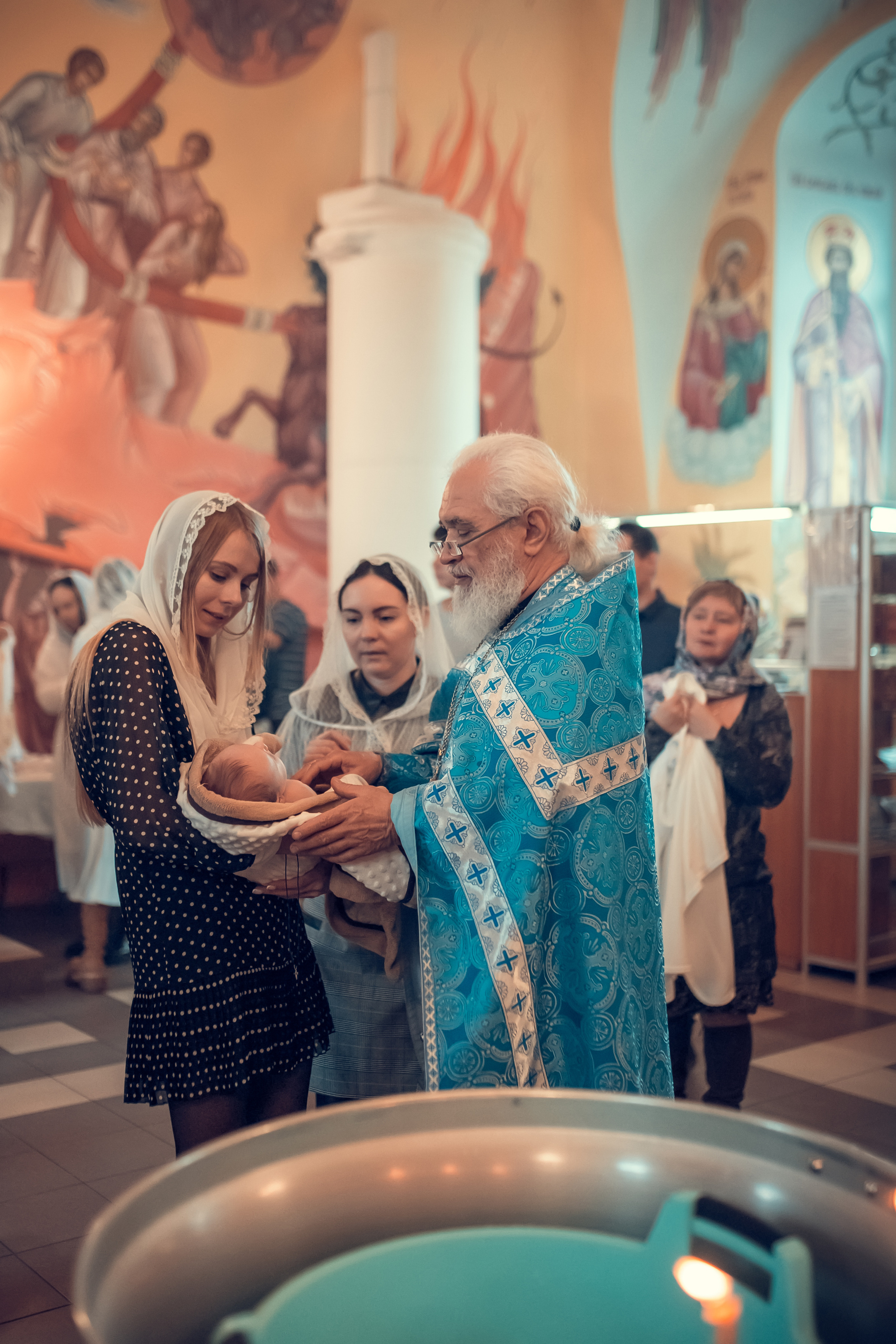 Таинство крещения Младенца Михаила в Спасском храме села Работки. Екатерина Крапивина фотограф церковных Таинств в Нижний Новгороде