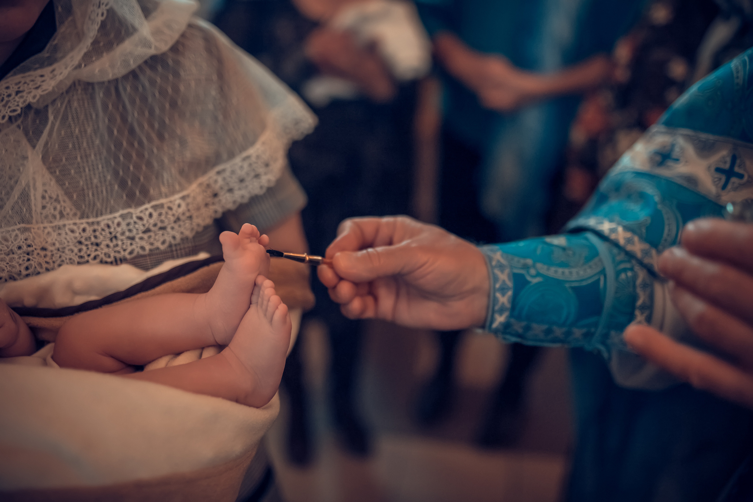 Таинство крещения Младенца Михаила в Спасском храме села Работки. Екатерина Крапивина фотограф церковных Таинств в Нижний Новгороде