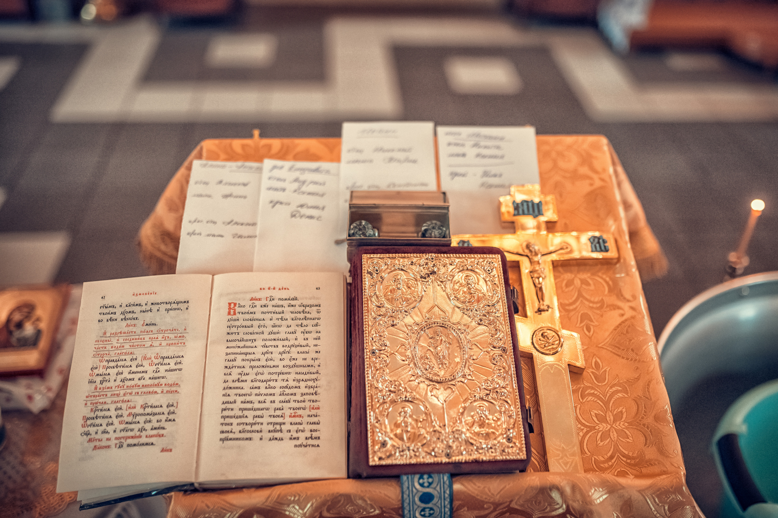 Таинство крещения Младенца Михаила в Спасском храме села Работки. Екатерина Крапивина фотограф церковных Таинств в Нижний Новгороде