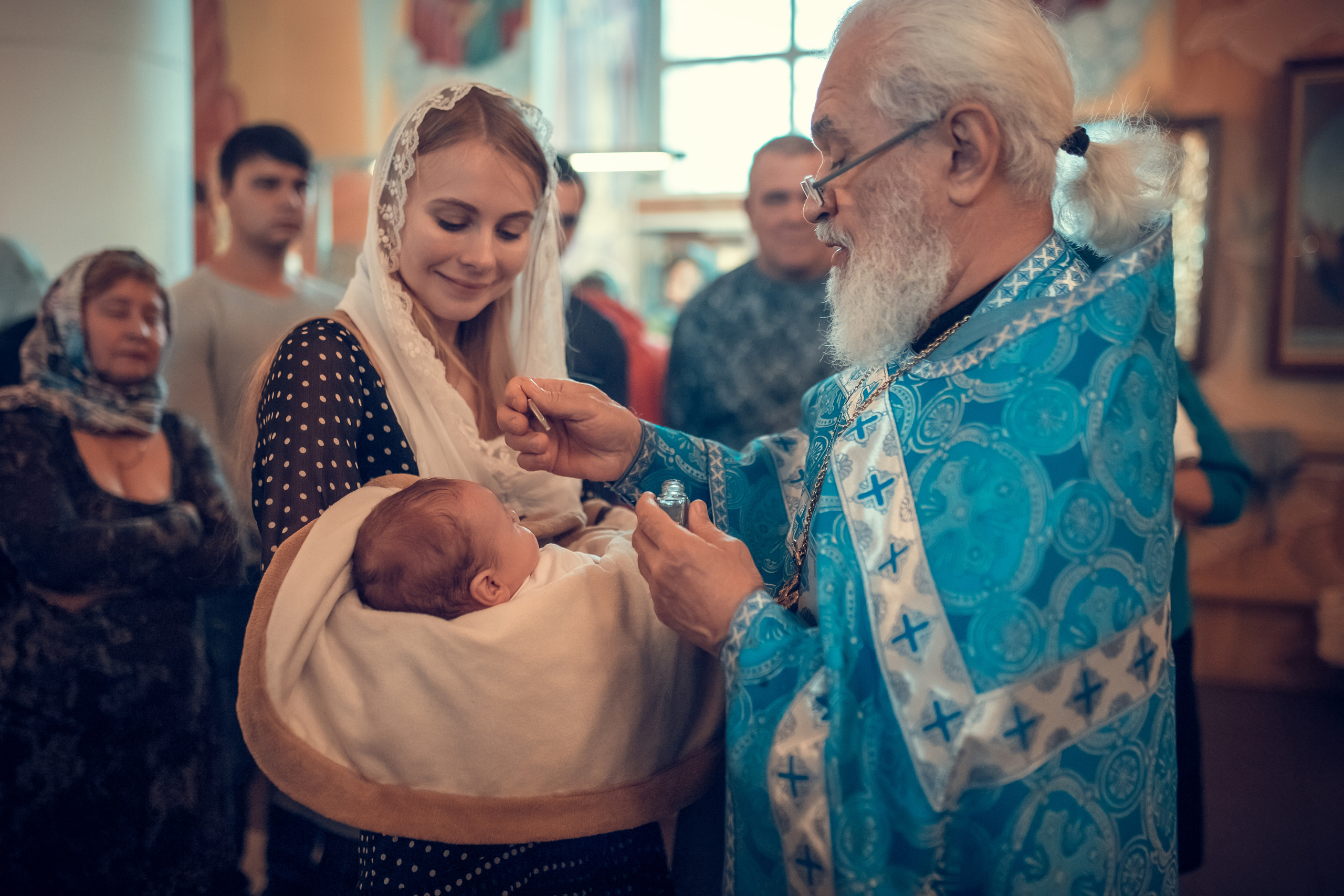 Таинство крещения Младенца Михаила в Спасском храме села Работки. Екатерина Крапивина фотограф церковных Таинств в Нижний Новгороде