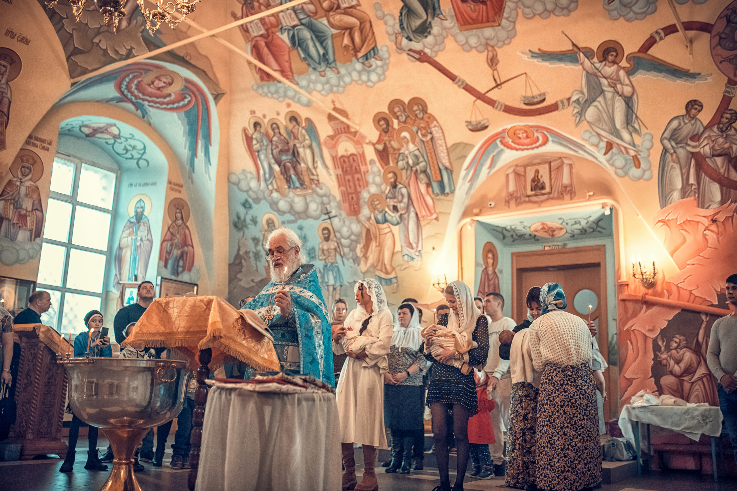 Таинство крещения Младенца Михаила в Спасском храме села Работки. Екатерина Крапивина фотограф церковных Таинств в Нижний Новгороде