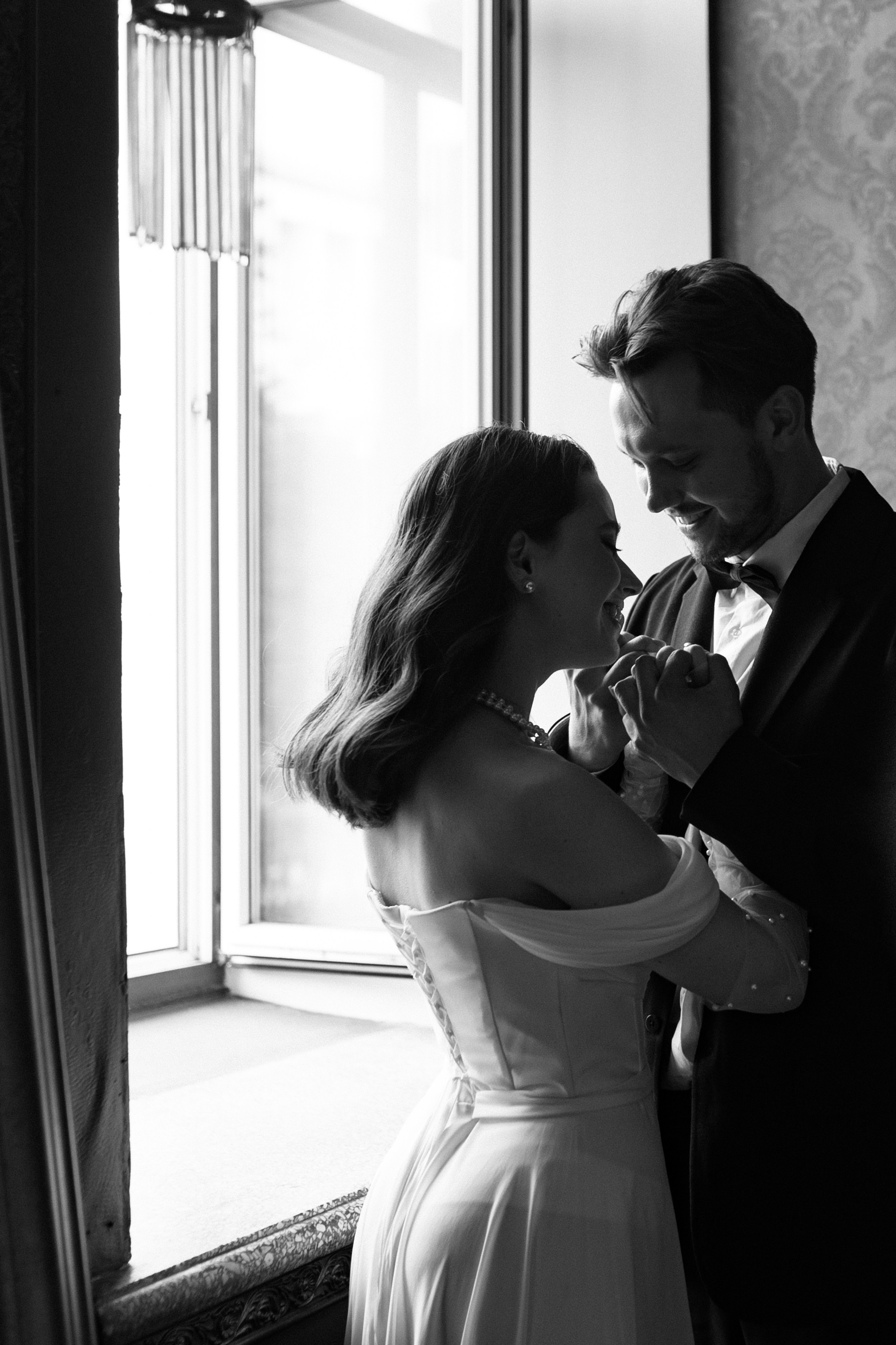 Свадебная фотосессия в квартире-студии. Свадебный фотограф в Москве Мария Крош