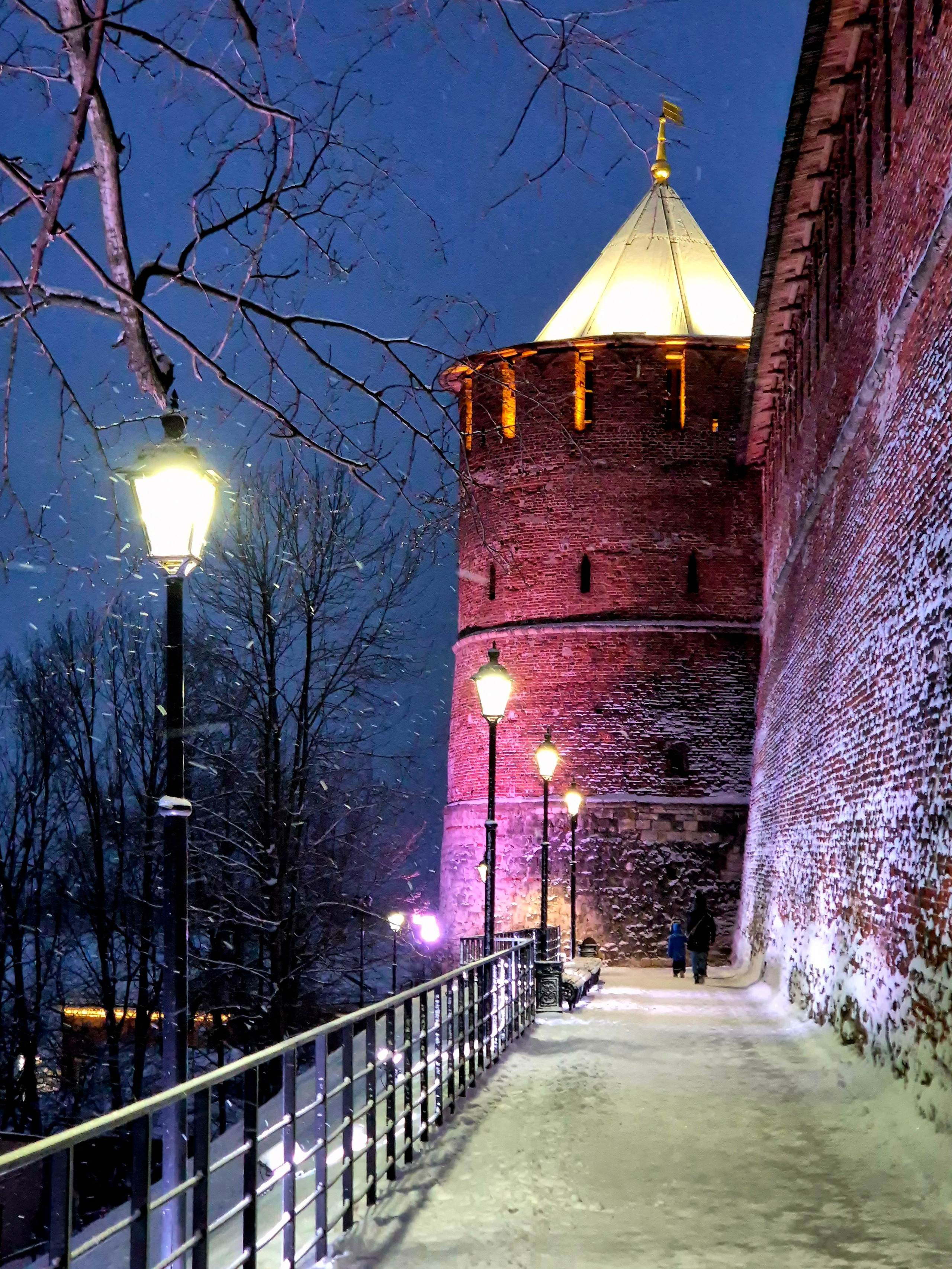 Белая (Симеоновская) башня названа по цвету нижнего цокольного этажа, построенного из белого камня