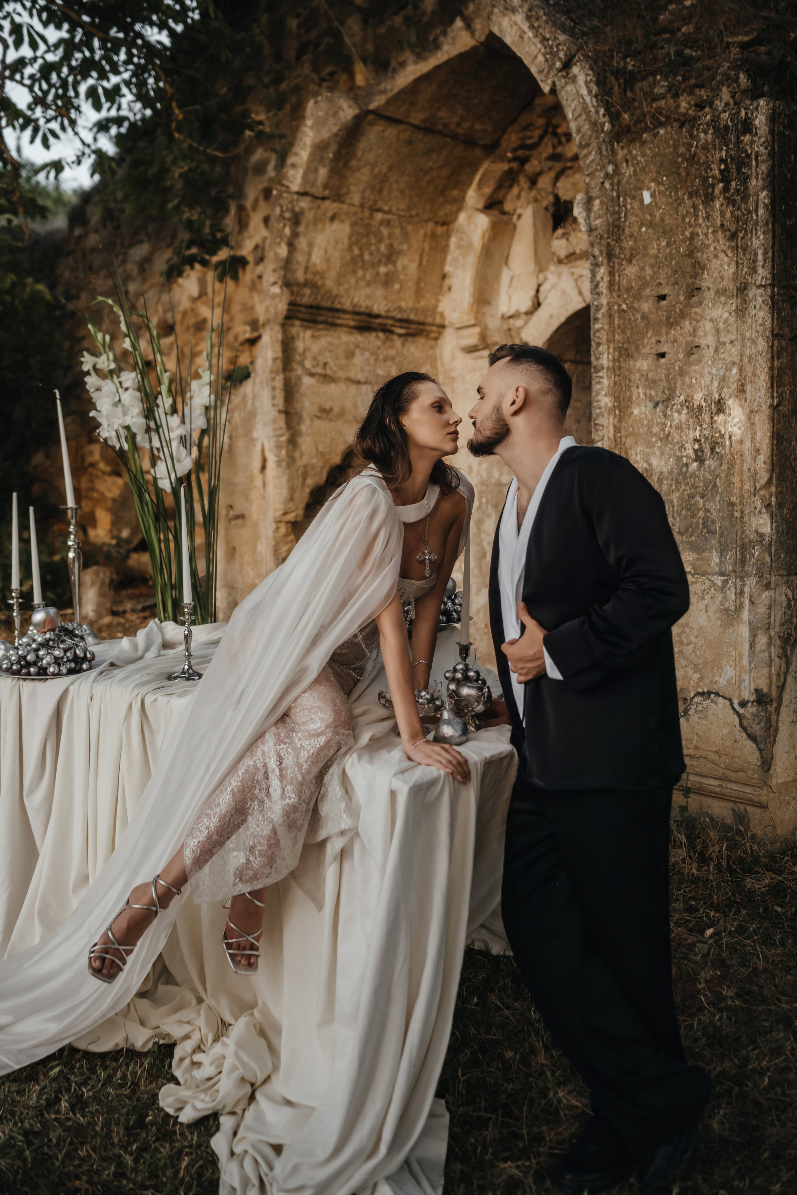 Свадебная фотосессия, свадьба, лавстори, утро невесты, совместные сборы, идеи для фотосессии, жених и невеста, позирование, позы для фотосессии, свадебные сборы, сьемка в студии, свадебная съемка, тренды свадьба, свадебные тренды, свадебный декор, позинг,свадебный макияж, детали, детали на свадьбу, приглашения на свадьбу, свадебная причёска, невеста, фото невесты гладиолусы на свадьбе,свадьба с гладиолусами ,невеста и гладиолусы 