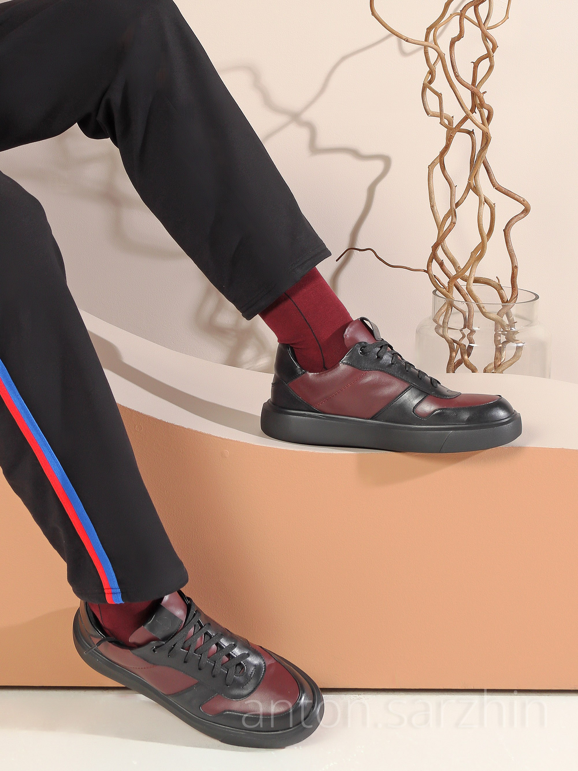 Съемка мужских черных туфлей на модели