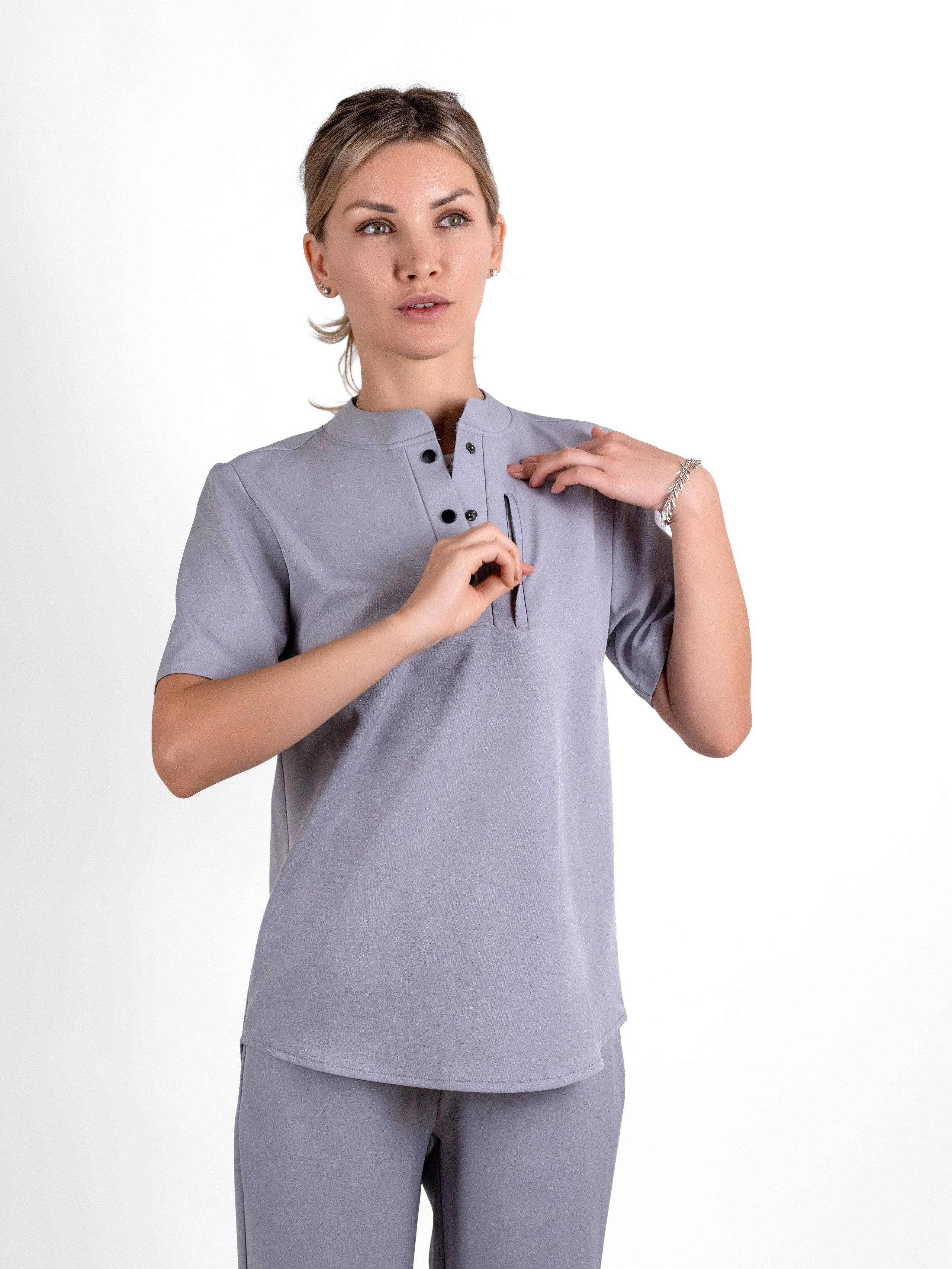 Медицинский халат, съемка для маркетплейсов, модельная съемка. Олейник Денис — предметный фотограф, фотограф для маркетплейсов в Казани