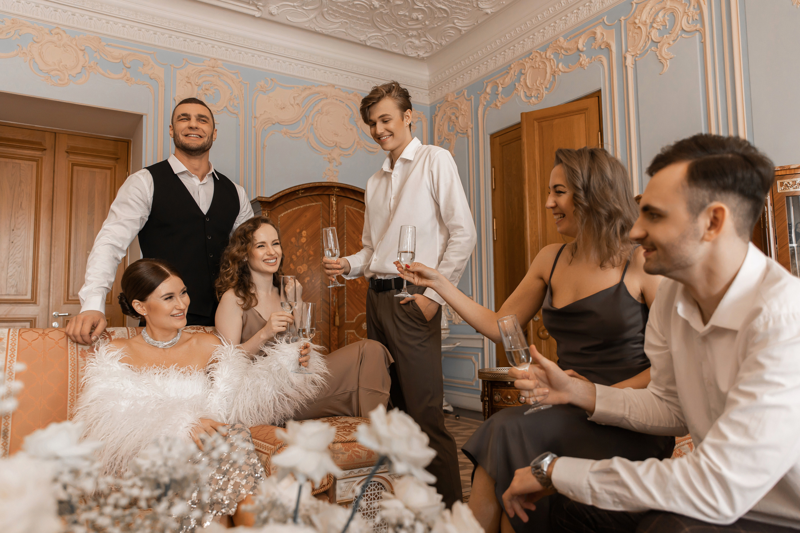гости улыбаются и радуются на свадебной съемке 