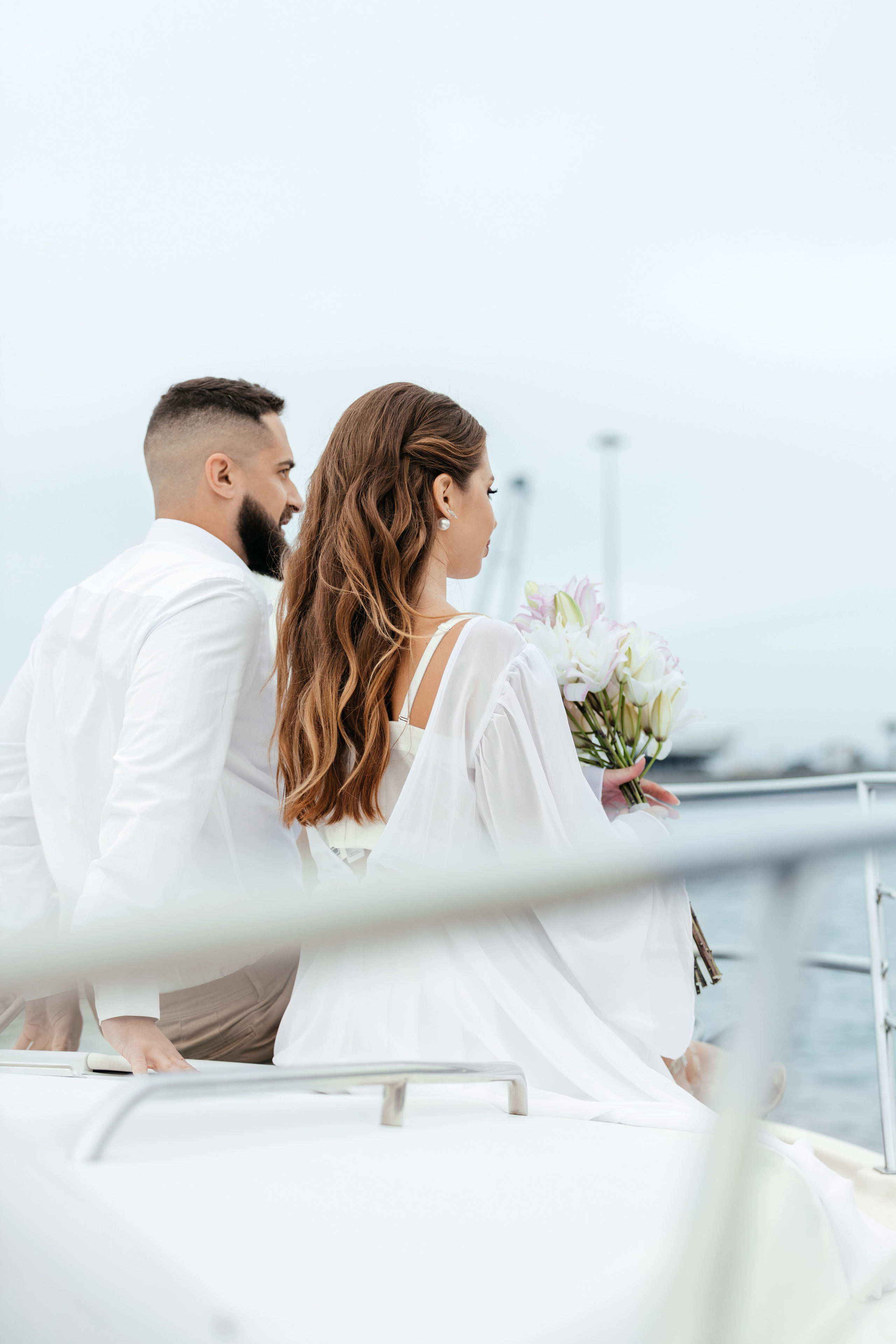 жених и невеста смотрят в даль 