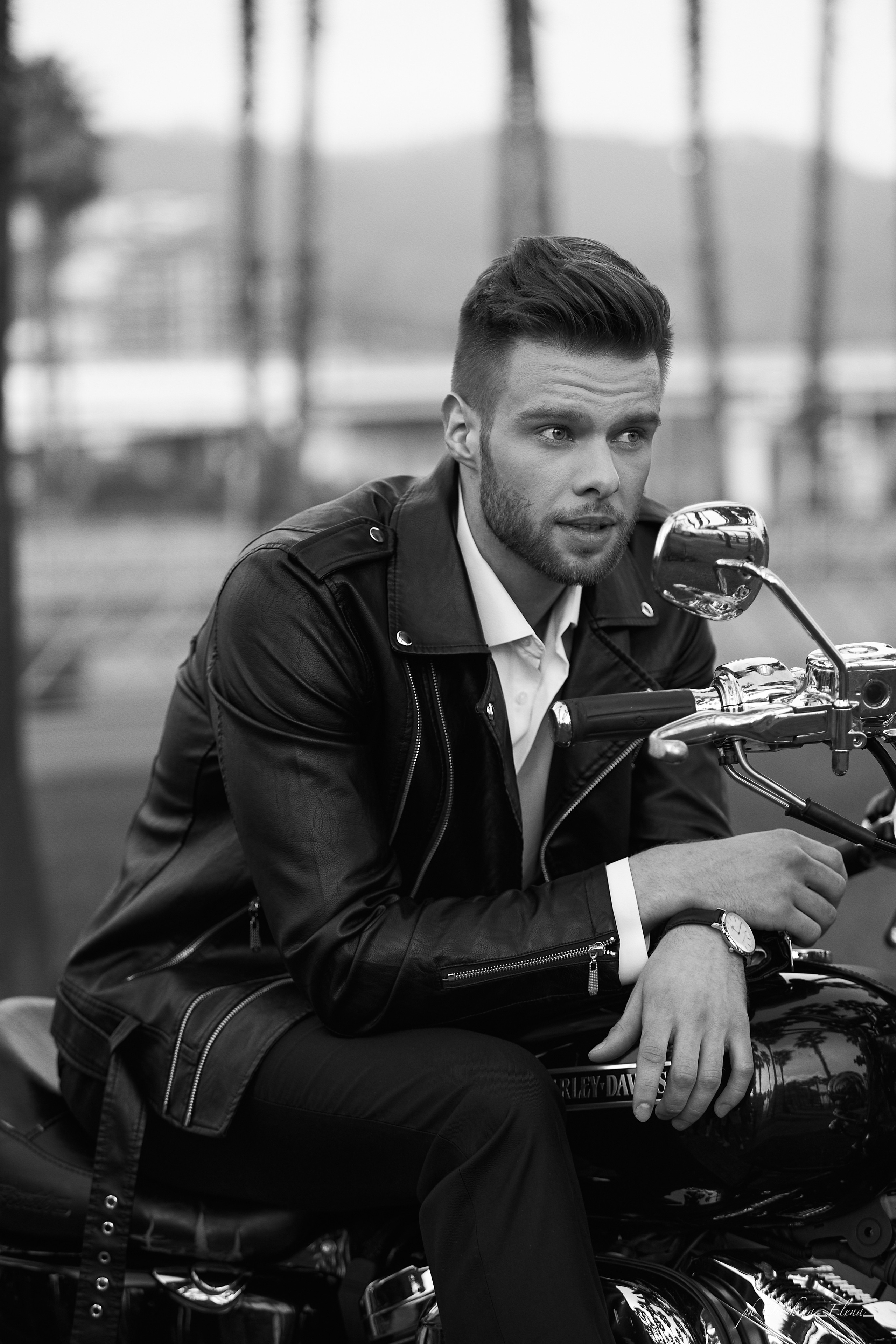 Фотосессия жениха на мотоцикле 