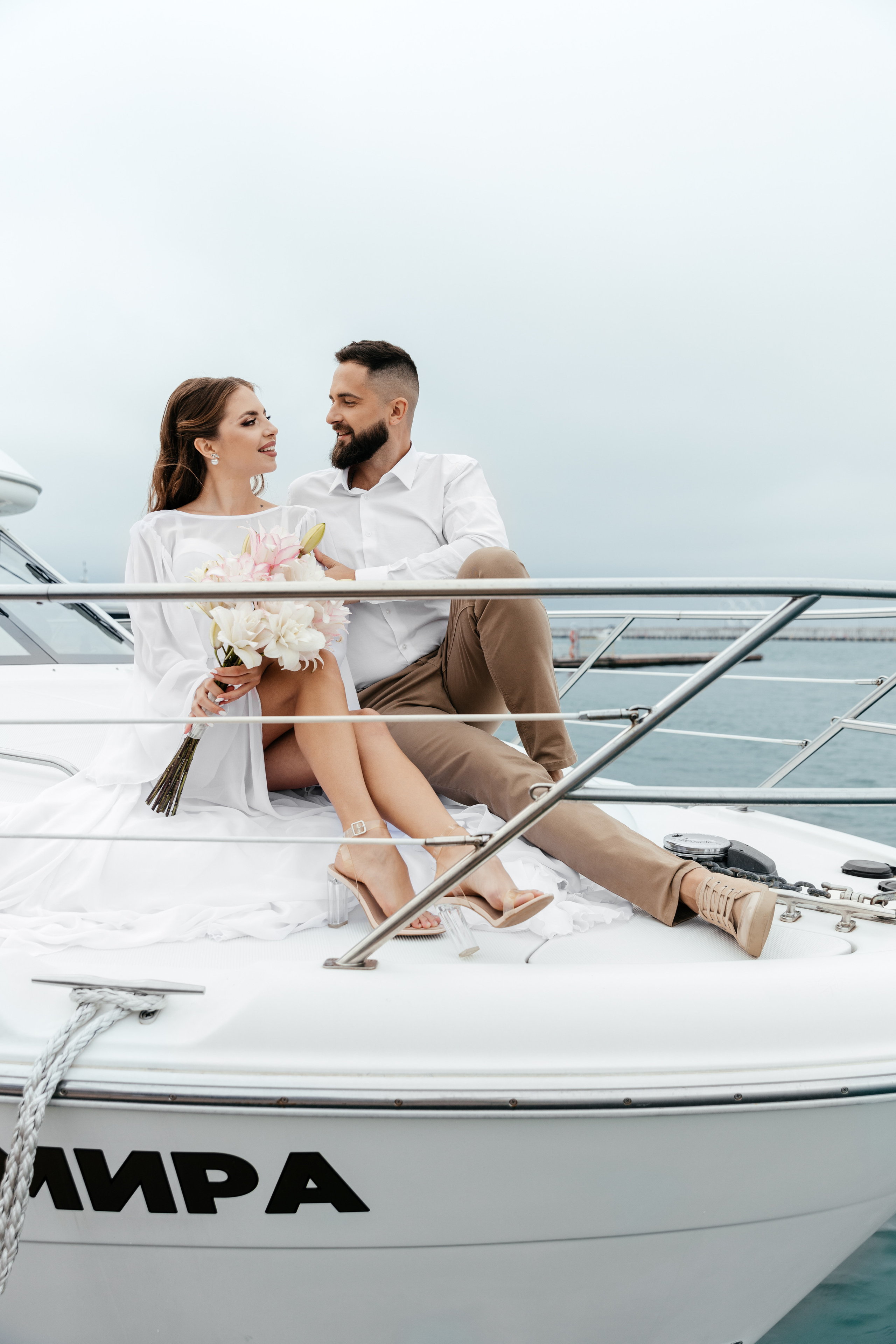 свадьба на яхте жених и невеста смотрят друг на друга 