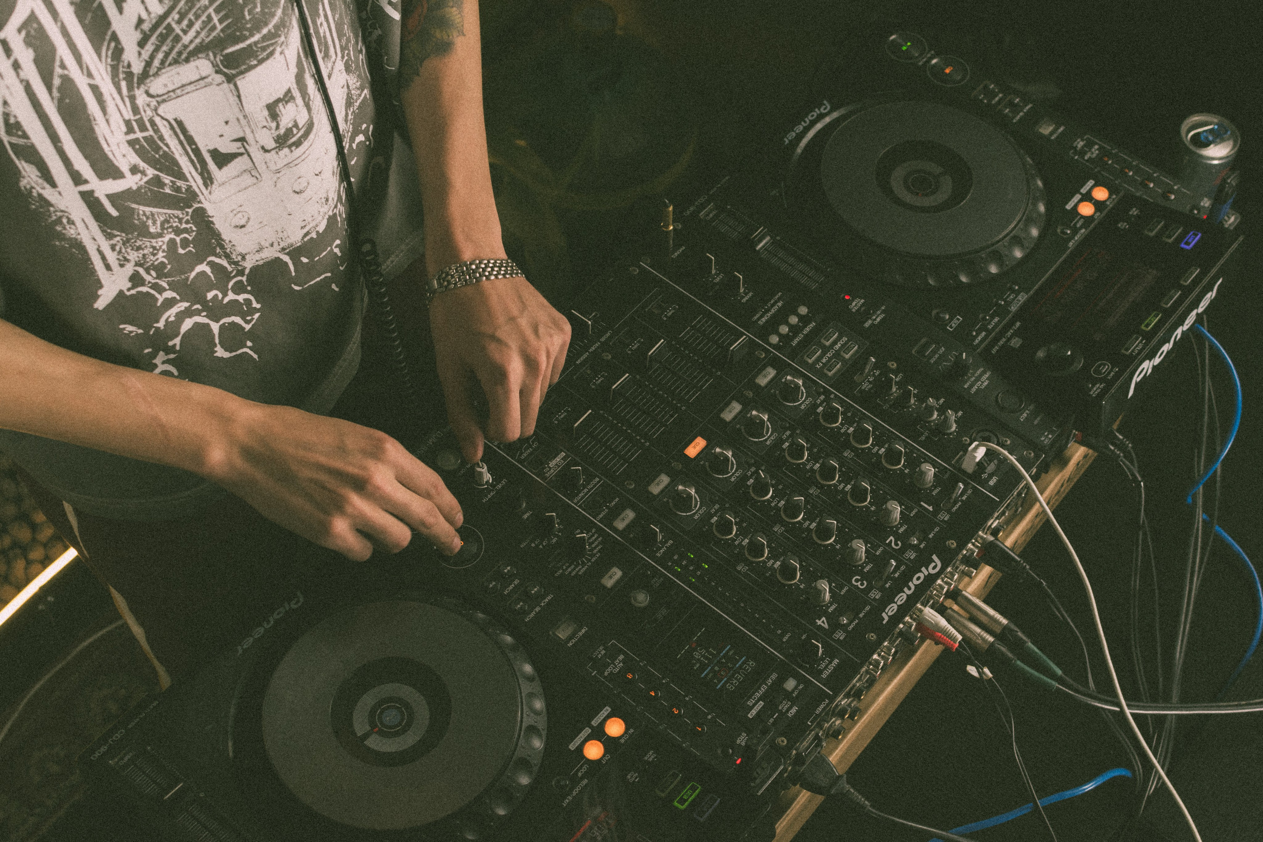 Студия диджеинга «Янтарь». Уголок фототворчества Никиты Усачева