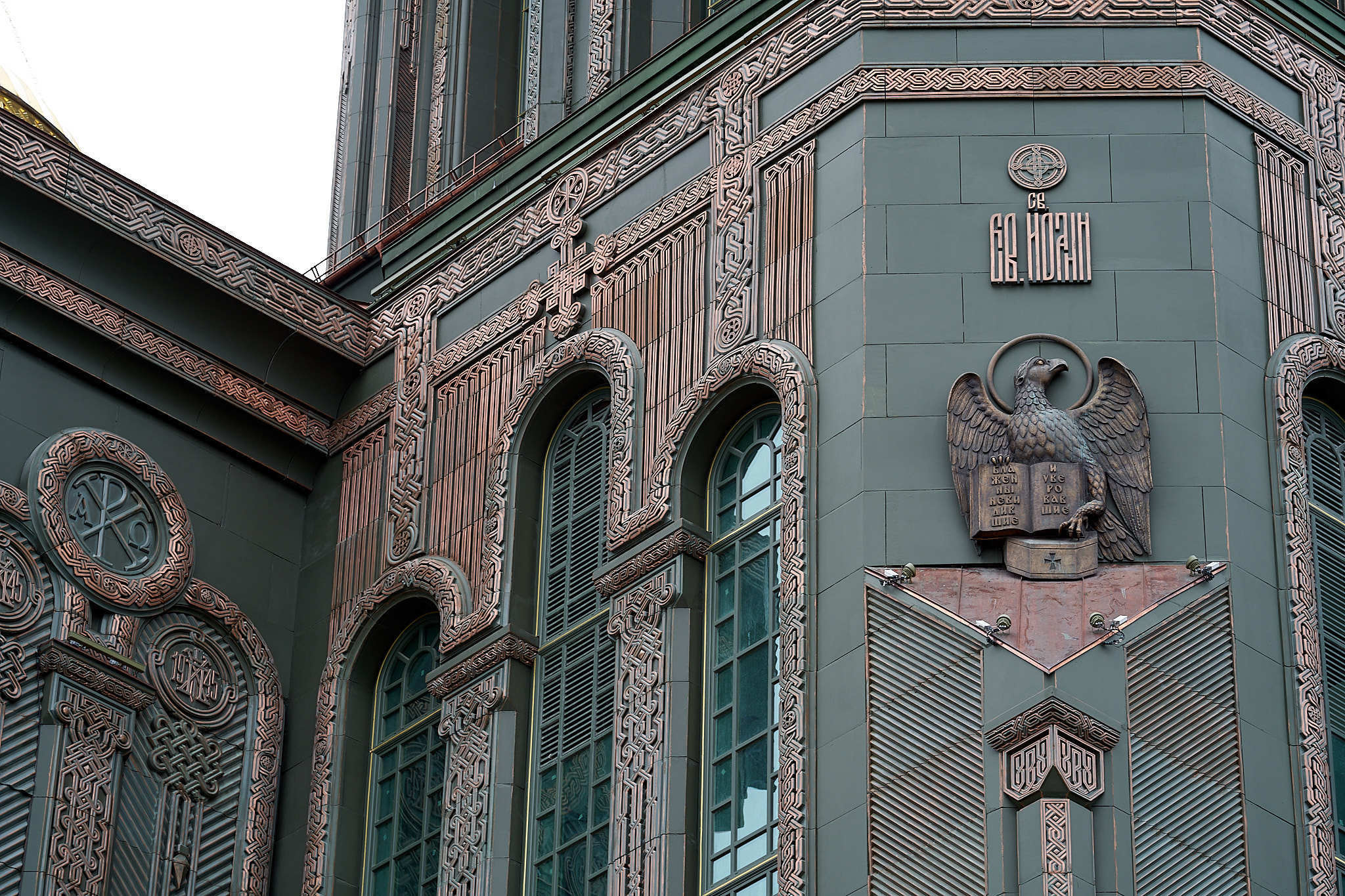 7. Монументальная мозаика Богоматери с Младенцем перекликается с известным плакатом времен войны — «Родина-мать зовет!».