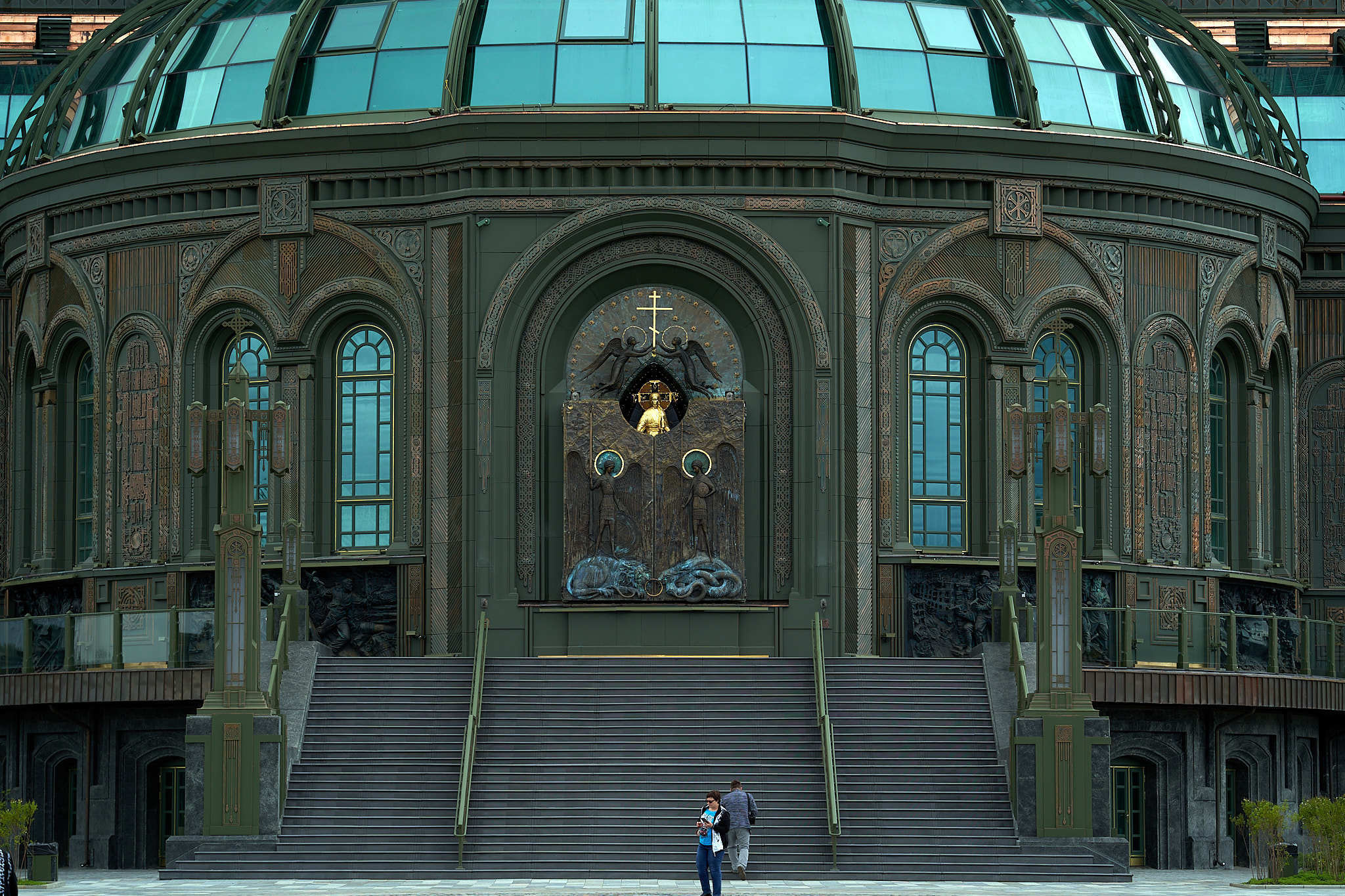 5. Для чугунных плит крылец использовался сплав, в который включили металл из переплавленного оружия вермахта.