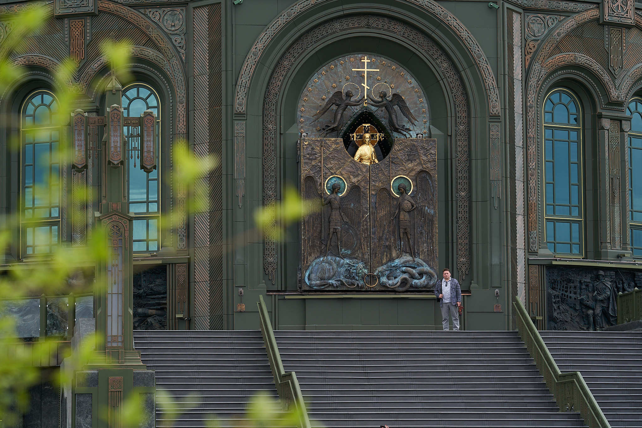 10. На строительство храма собирали средства всем миром.